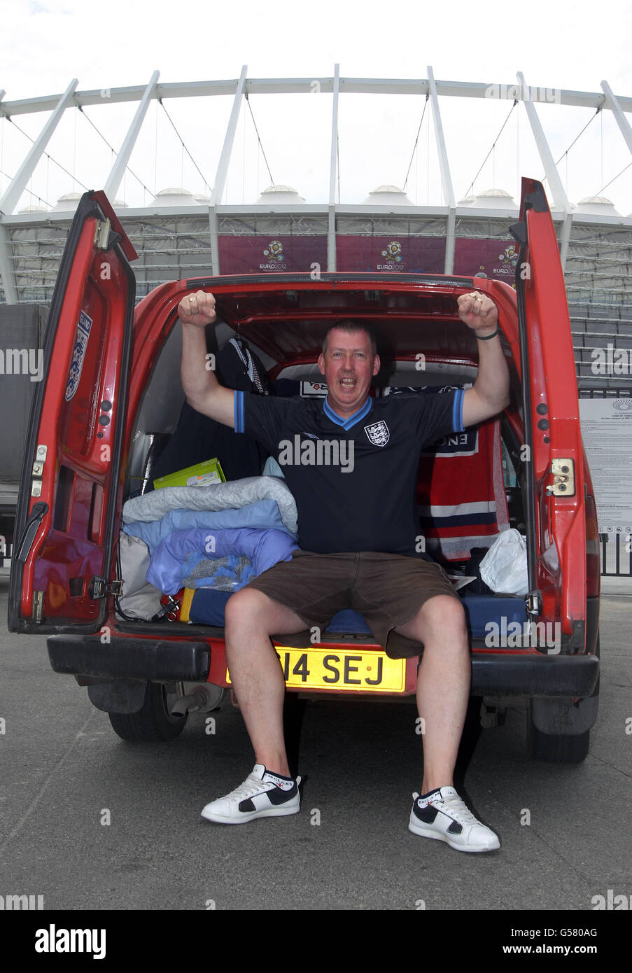 Andrew Jolly, 45 anni, che ha guidato il suo guado rosso maledetto dalla sua casa a Dunstable, nel Bedfordshire, per seguire l'Inghilterra in Ucraina, parcheggiato fuori dallo stadio di Kiev, dove l'Inghilterra gioca domani la Svezia. Foto Stock