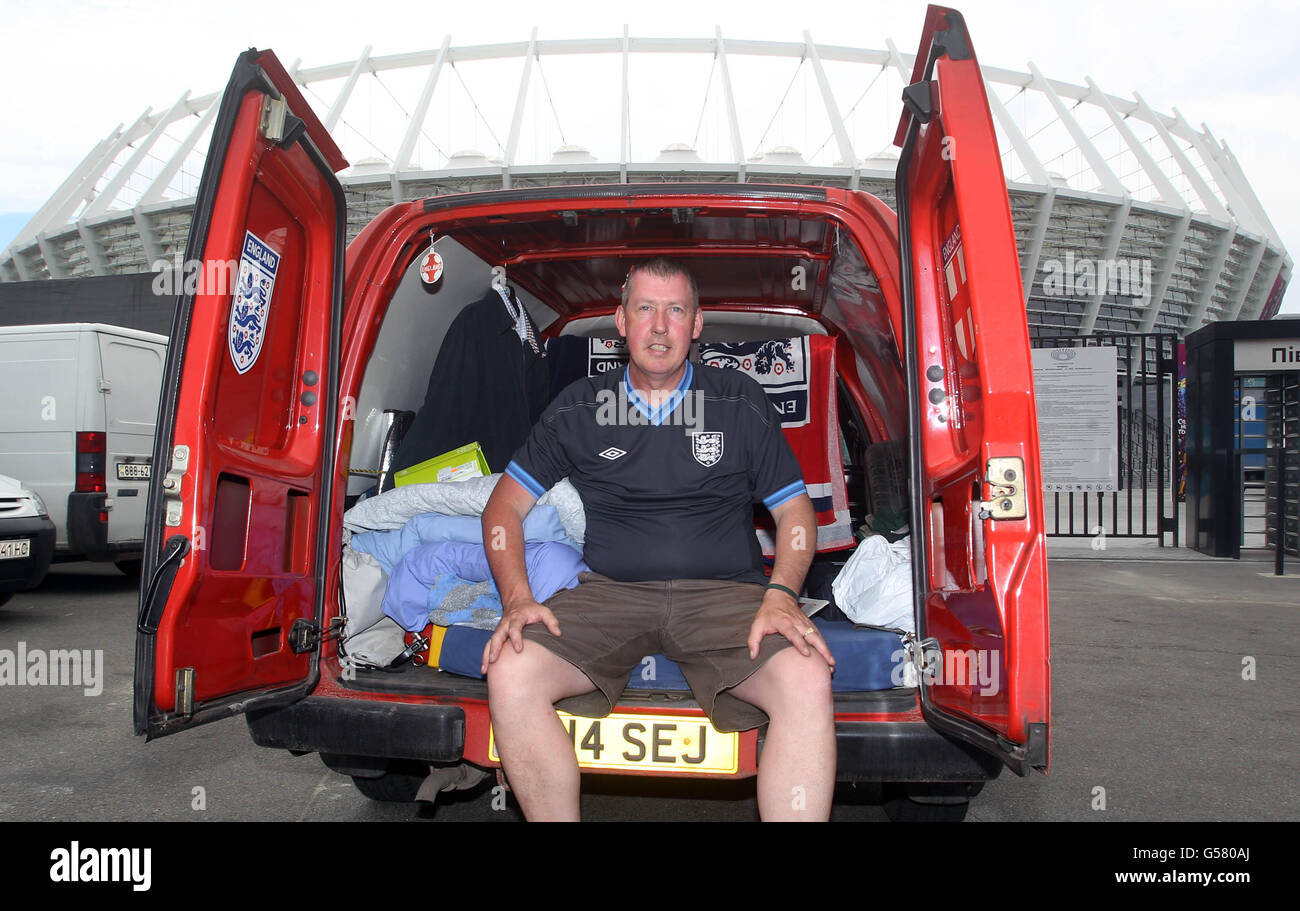 Andrew Jolly, 45 anni, che ha guidato il suo guado rosso maledetto dalla sua casa a Dunstable, nel Bedfordshire, per seguire l'Inghilterra in Ucraina, parcheggiato fuori dallo stadio di Kiev, dove l'Inghilterra gioca domani la Svezia. Foto Stock