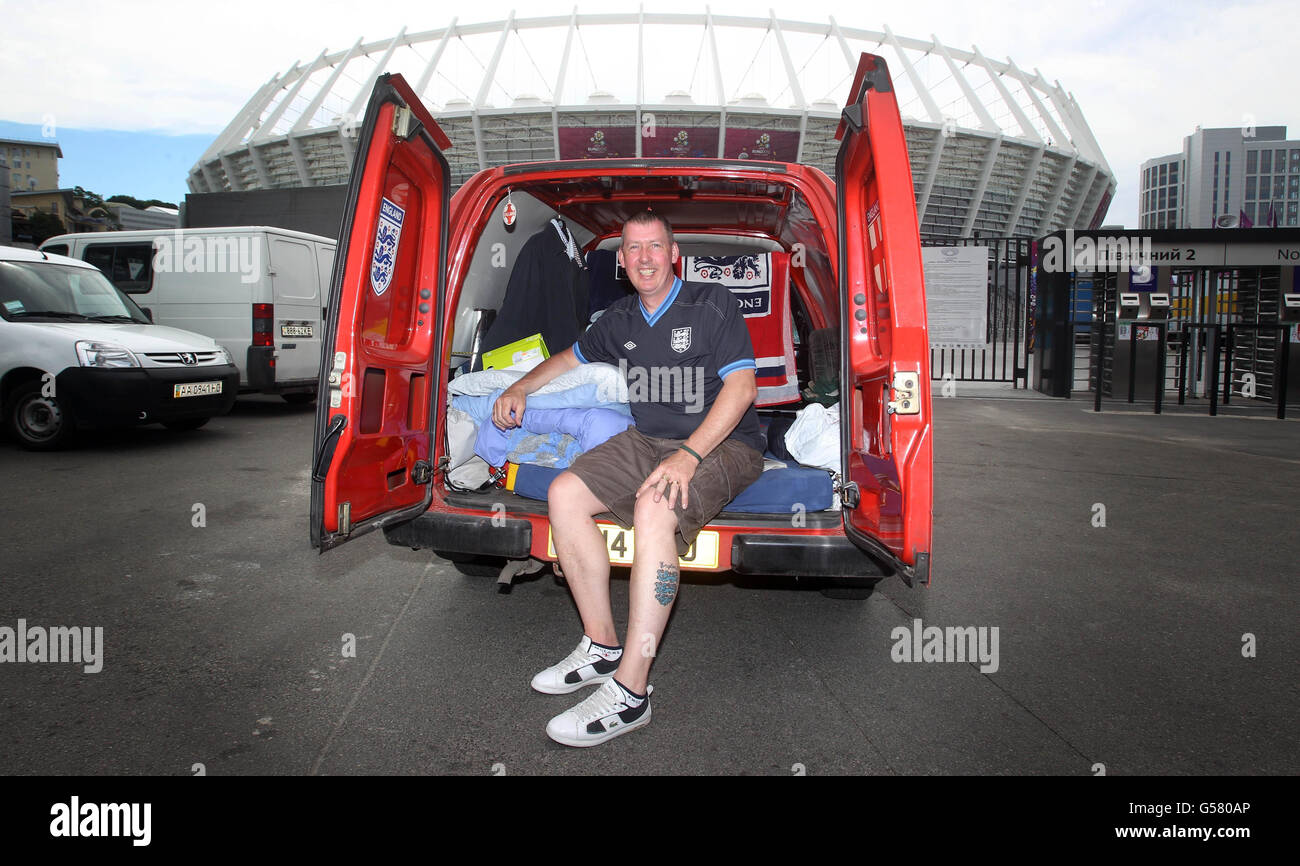 Andrew Jolly, 45 anni, che ha guidato il suo guado rosso maledetto dalla sua casa a Dunstable, nel Bedfordshire, per seguire l'Inghilterra in Ucraina, parcheggiato fuori dallo stadio di Kiev, dove l'Inghilterra gioca domani la Svezia. Foto Stock