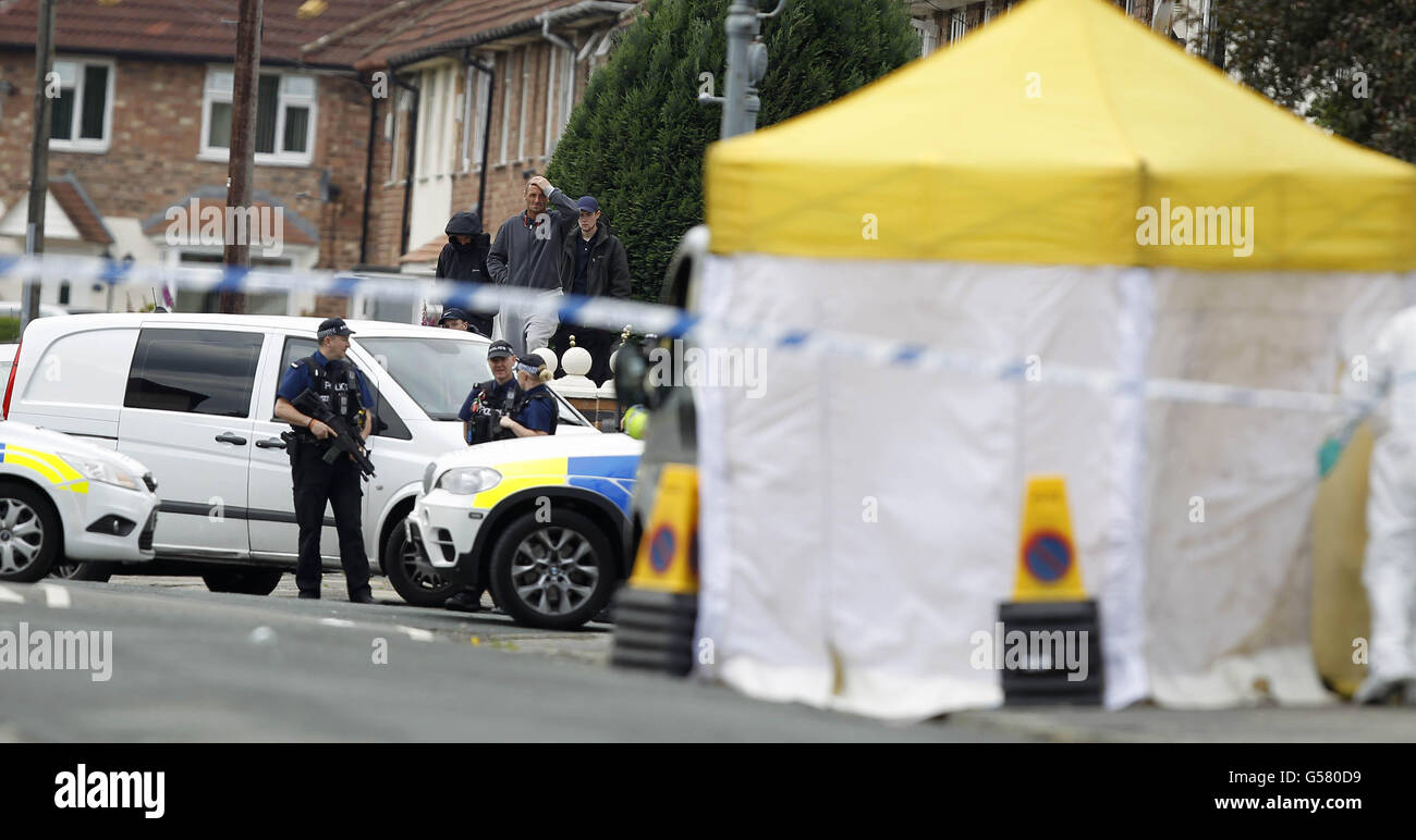 La polizia armata partecipa alla scena nella zona Norris Green di Liverpool dopo che un uomo è stato ucciso. Foto Stock