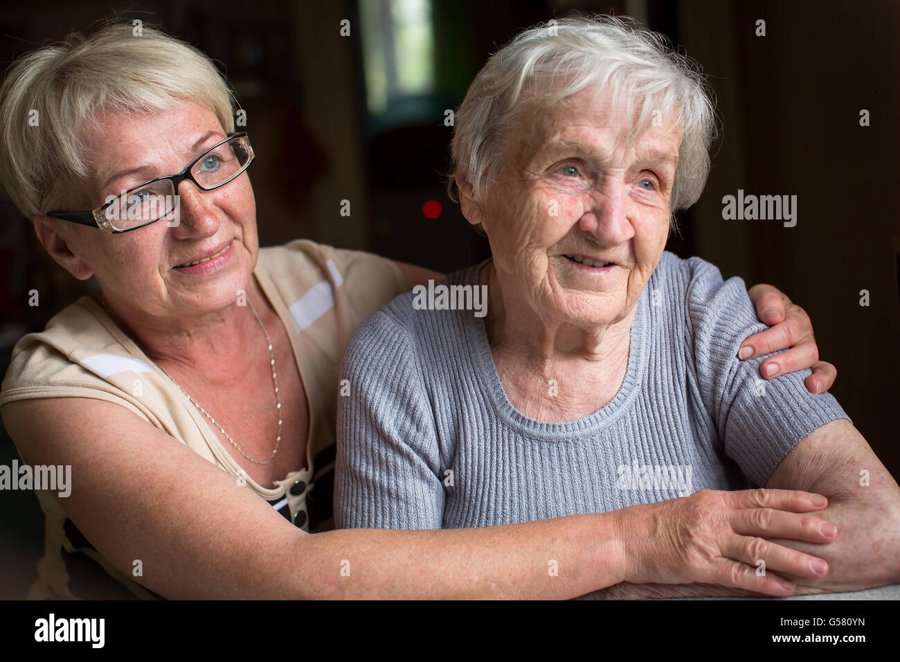 Una donna di mezza età con la sua anziana madre. Foto Stock