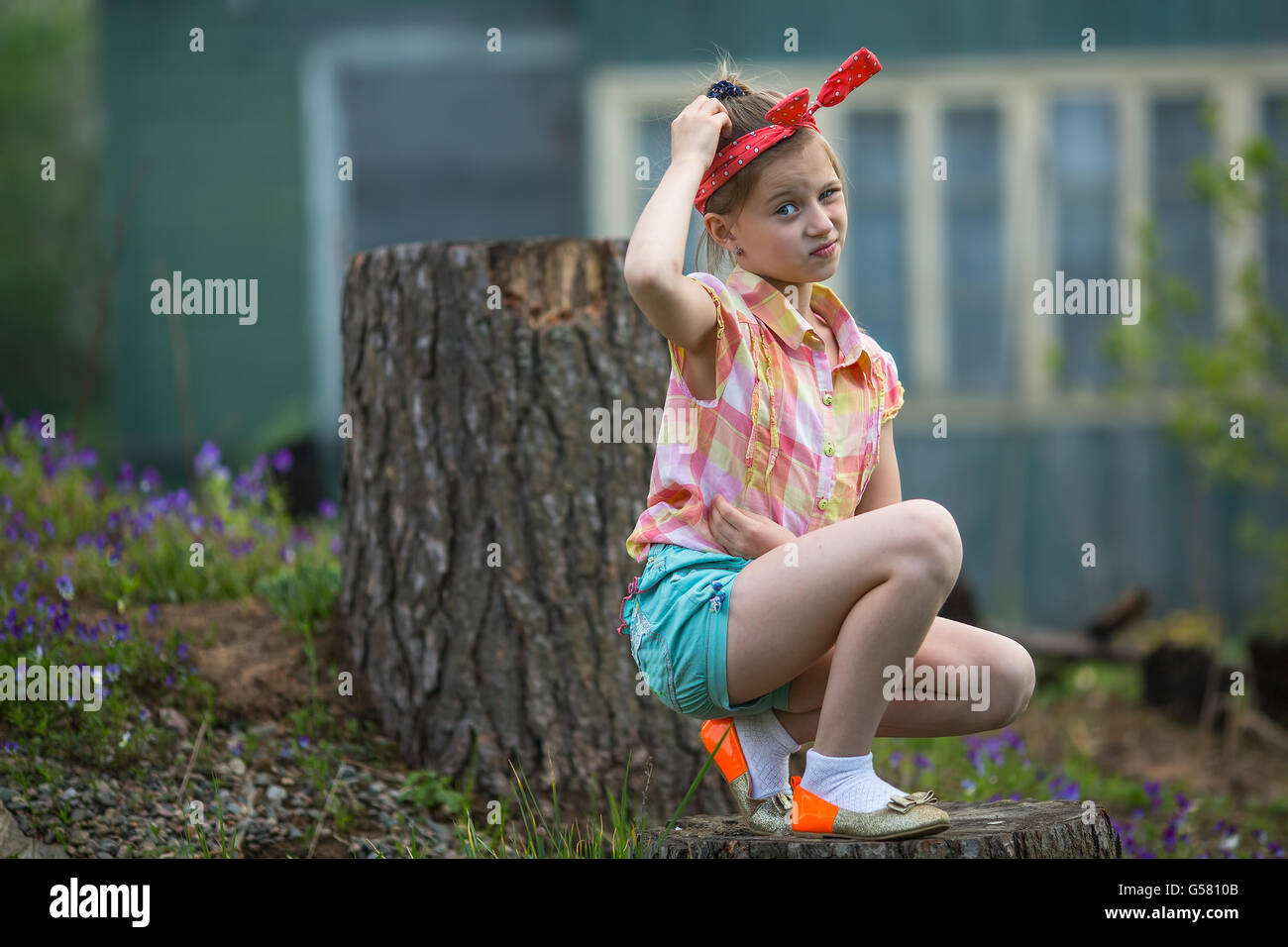 Perplesso bambina seduta vicino agriturismo. Foto Stock