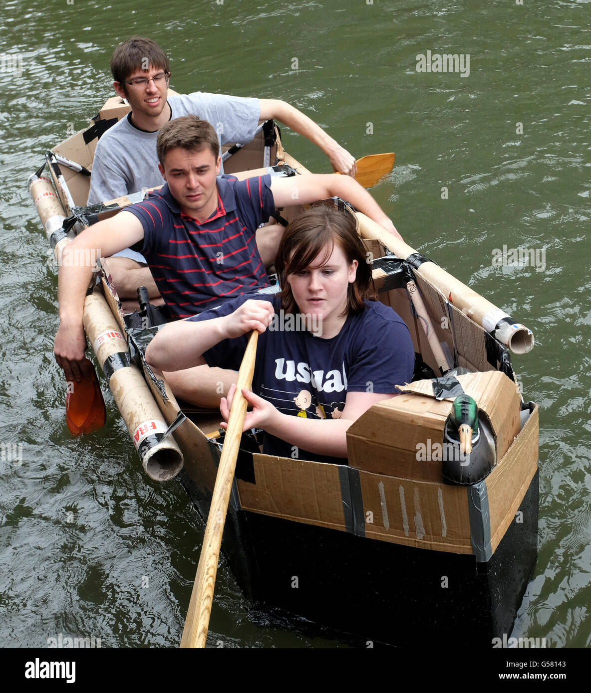 Università di Cambridge gli studenti che prendono parte all'annuale gara delle imbarcazioni di cartone sul fiume Cam, Cambridge. Foto Stock