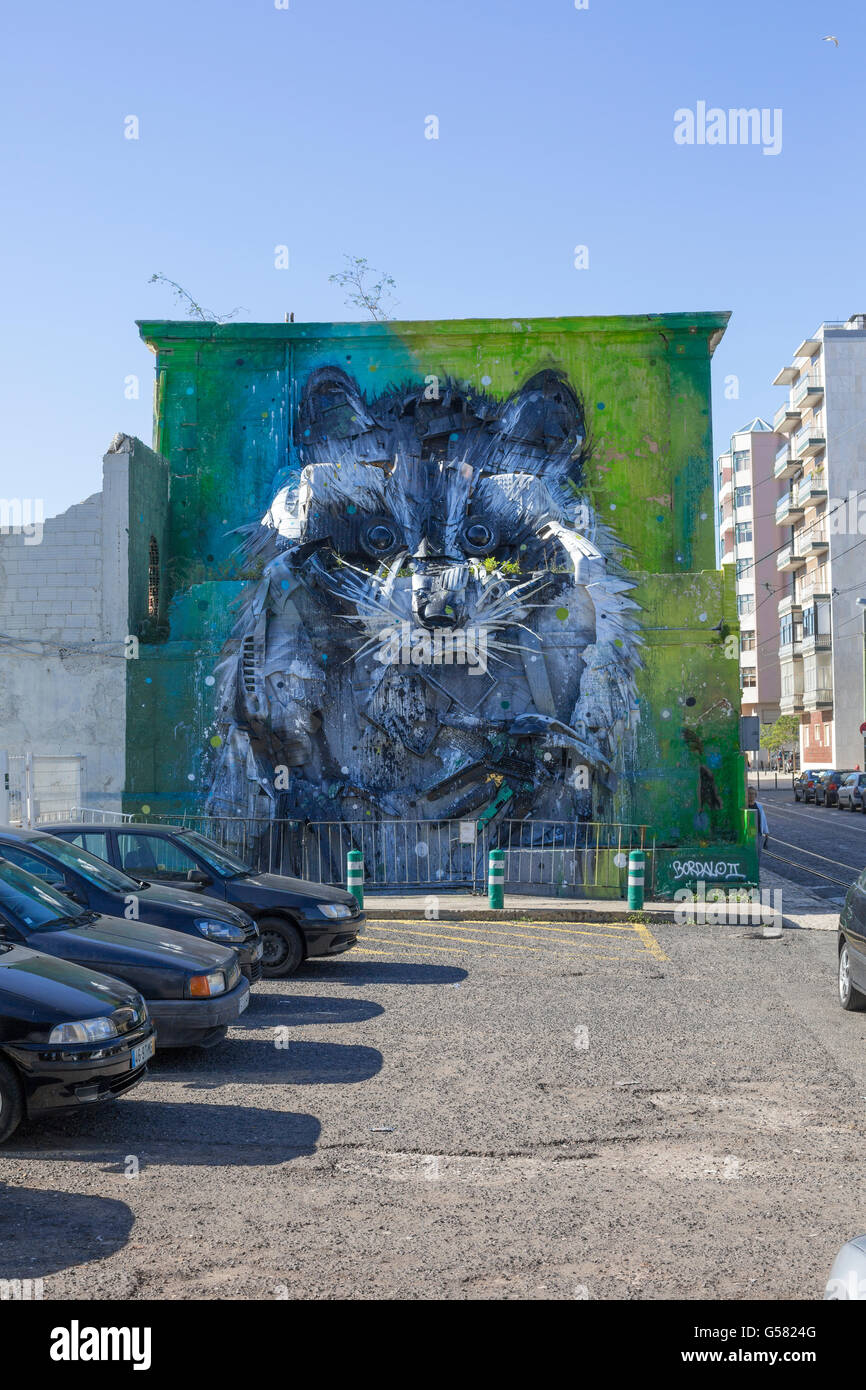 Bordalo II crea "Big Racoon", una splendida strada installazione in Belem, Lisbona, Portogallo, Europa UE Foto Stock
