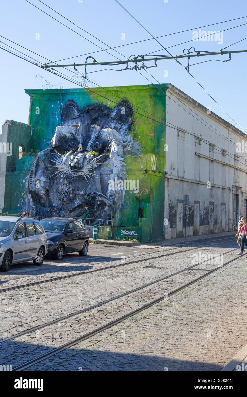 Bordalo II crea "Big Racoon", una splendida strada installazione in Belem, Lisbona, Portogallo, Europa UE Foto Stock
