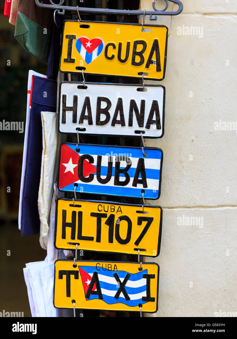 Acquisto di Souvenir auto numero di registrazione piastre in un negozio a l'Avana, Cuba Foto Stock