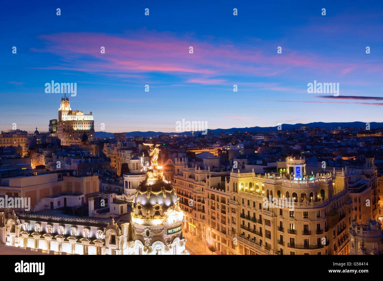 Edificio di Metropolis e dello skyline di Madrid di notte Foto Stock