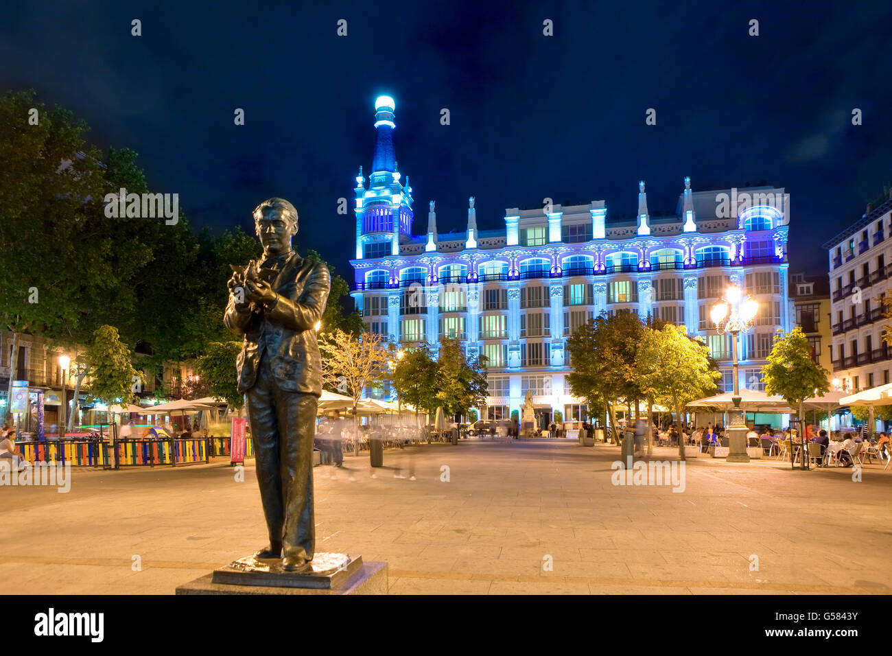 La statua di Garcia Lorca e Melia hotel in background su Plaza de Santa Ana di Madrid Foto Stock