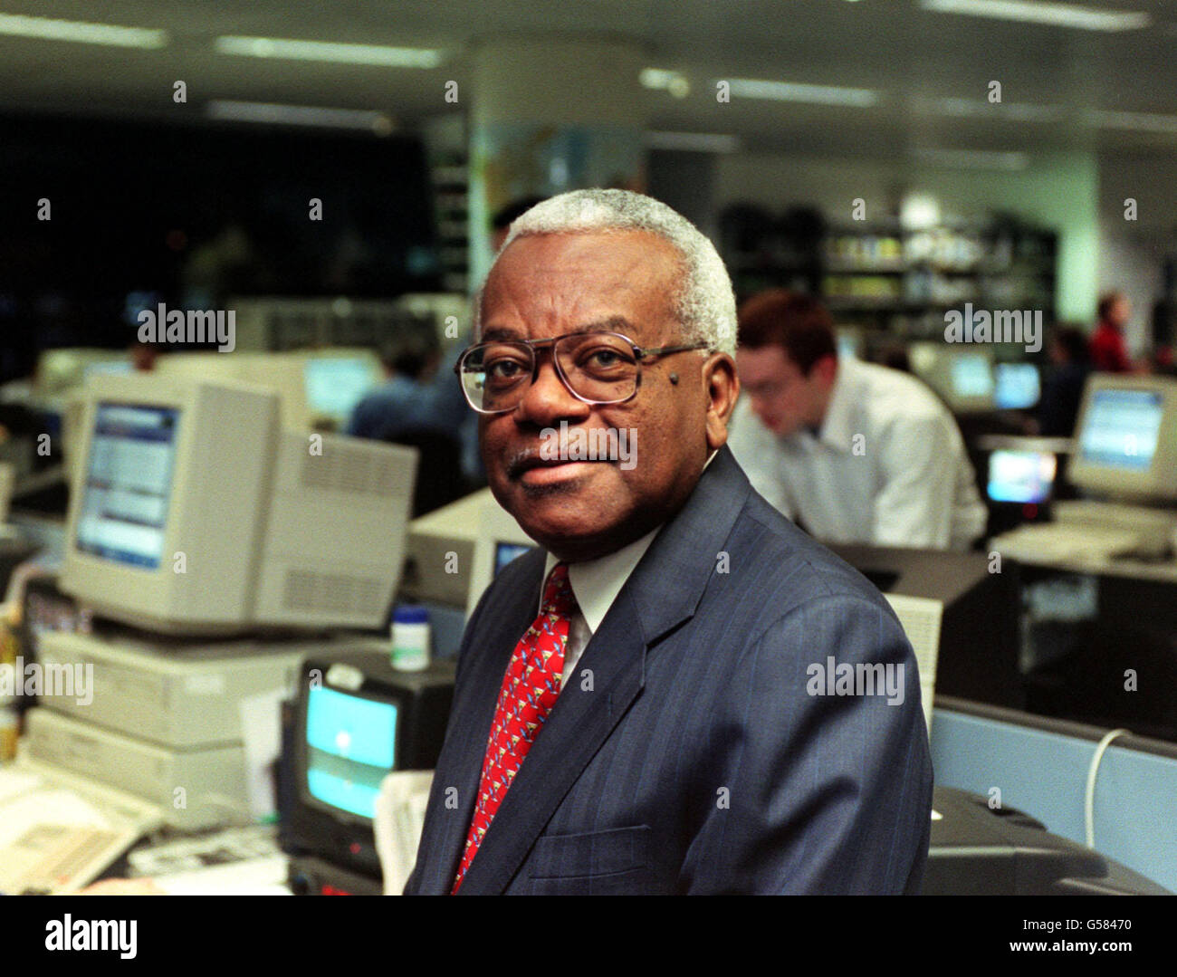 Sir Trevor McDonald, nella sede centrale dell'ITN, nel centro di Londra. La BBC e l'ITV sono state destinate a fare la storia della televisione mentre i loro bollettini di notizie serali sono andati testa a testa per la prima volta. * ...lo scontro tra i bollettini alle 22:00 è stato impostato per scatenare una guerra di rating mentre ITV ha spostato il suo principale bollettino di notizie serali di nuovo alla sua slot regolare. Foto Stock