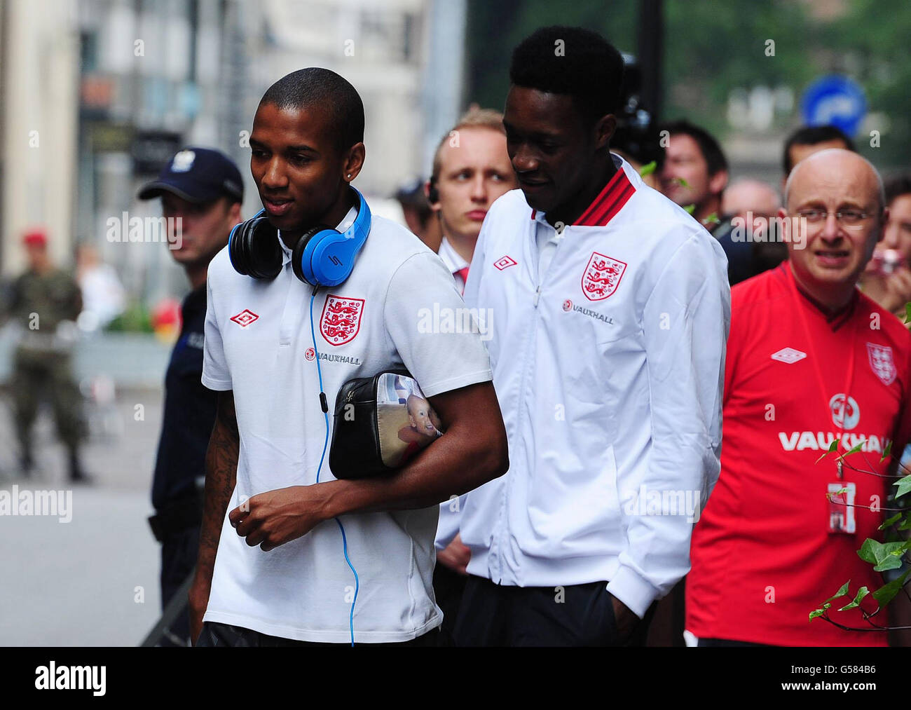 Calcio - UEFA euro 2012 - Quarter Final - Inghilterra / Italia - Inghilterra partenza Team Hotel - Cracovia. Ashley Young (a sinistra) e Danny Welbeck, in Inghilterra, partono per la formazione dal team hotel di Cracovia, in Polonia. Foto Stock