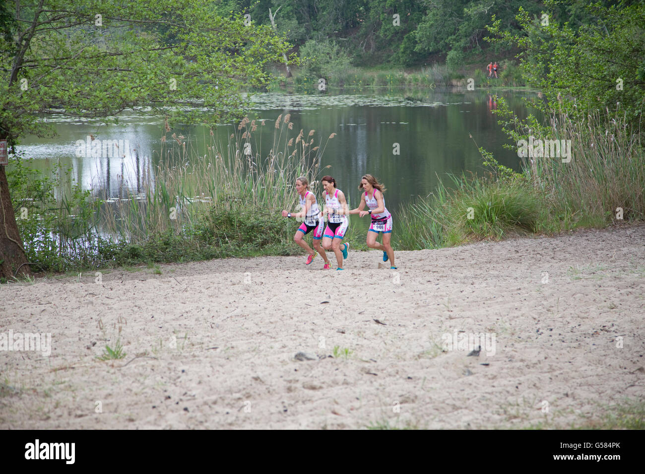 Team di runner donna competere nel Triathlon di Mimizam Francia Foto Stock
