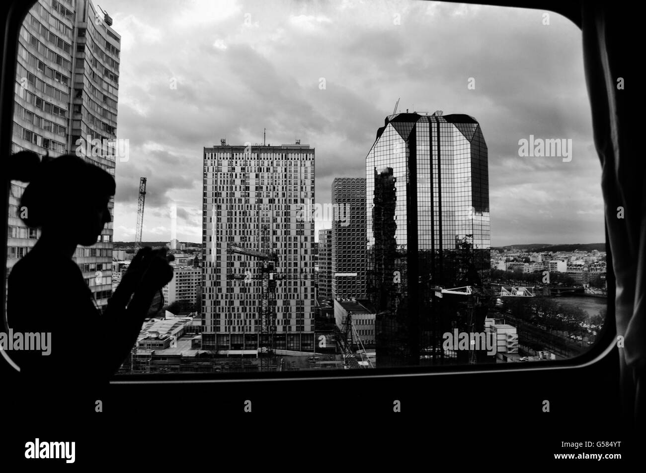 Una donna prende una fotografia dall'hotel della finestra a Parigi Foto Stock