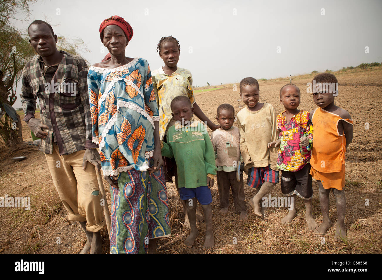 Una famiglia di agricoltori sta in un campo Di reparto, Burkina Faso, Africa occidentale. Foto Stock