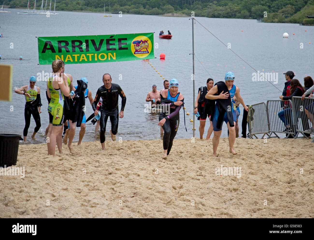 Nuotatori emergente dal lago a finitura durante il Triathlon Mimizam Francia Foto Stock