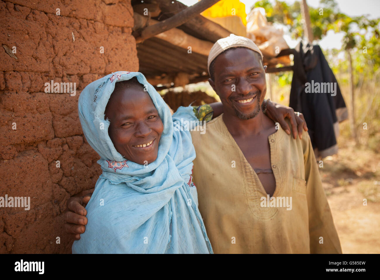 Un marito e una moglie di stare in piedi insieme al di fuori della loro casa rurale nel dipartimento di Banfora, Burkina Faso. Foto Stock