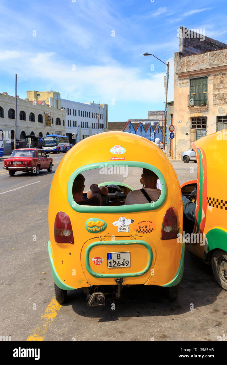 Coco Taxi, piccole a forma di uovo con licenza della cabina per trasportare due passeggeri, Havana, Cuba Foto Stock