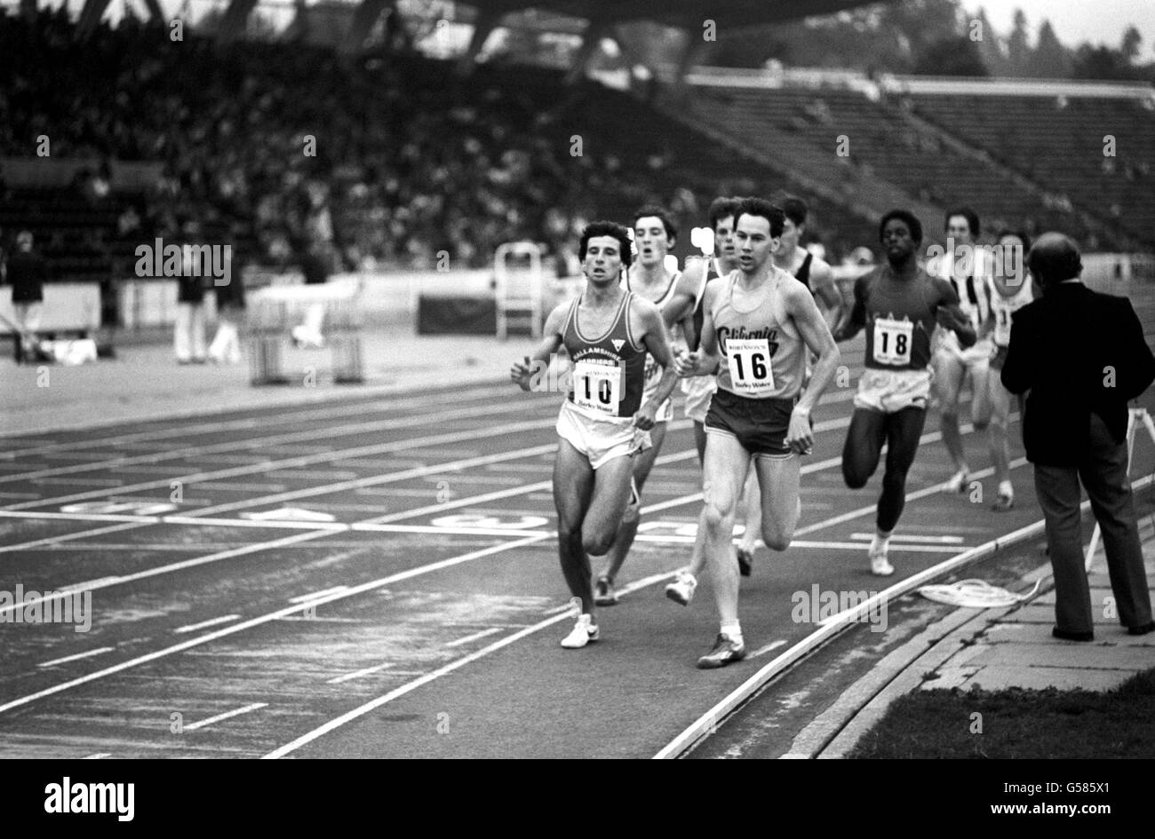 Sebastian Coe (n° 10) che non ha mai vinto un titolo AAA, vince un caldo dei 800 metri dei Campionati AAA al Crystal Palace National Sports Center di Londra. A destra è Robert Harrison, no. 16 (LIVERPOOL H E A.C) Foto Stock