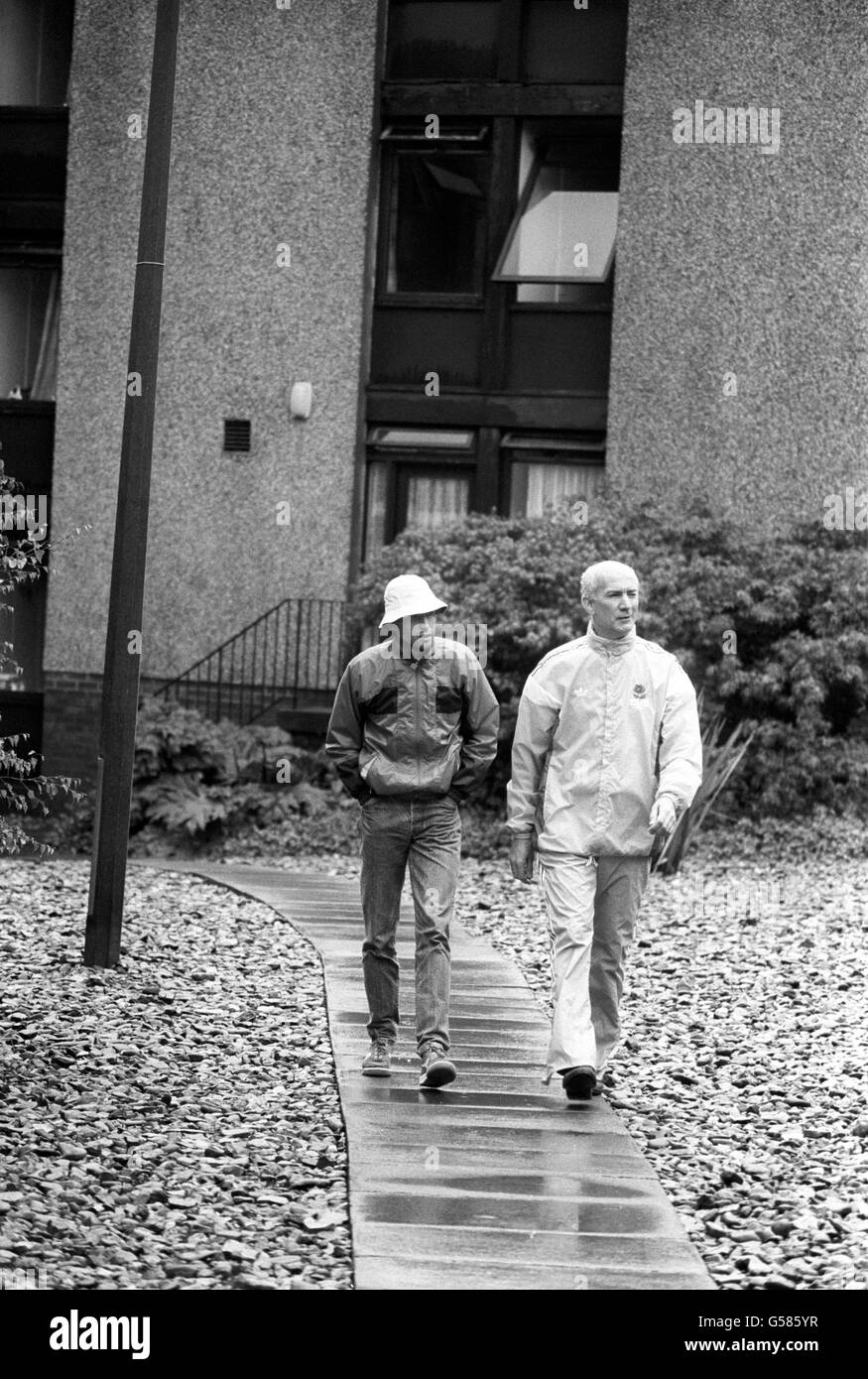 Un abbattuto Sebastian Coe, a sinistra, attraversa il Commonwealth Games Village di Edimburgo, con un ufficiale di stampa del team inglese. Alla fine ha dovuto accettare il consiglio del medico e rinunciare alla possibilità di partecipare alla finale di 800 metri, a causa di un'infezione della gola. Foto Stock