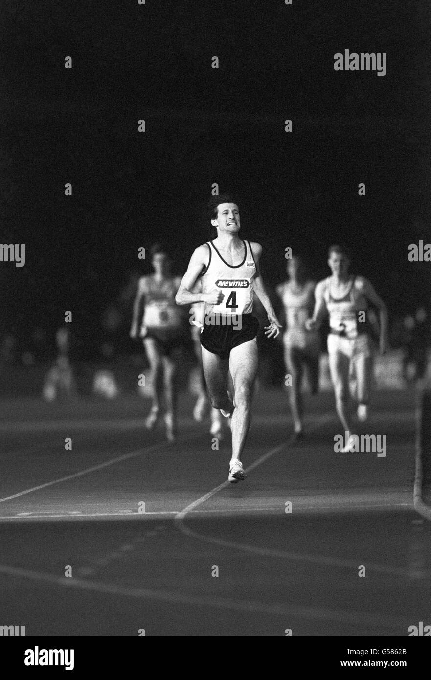 Atletica - McVitie's Invitation Challenge - uomini di 800 metri - Crystal Palace, Londra. Il ceppo mostra sul volto di Sebastian Coe sulla strada per vincere i 800 metri in 1 minuto 44.28 secondi. Foto Stock