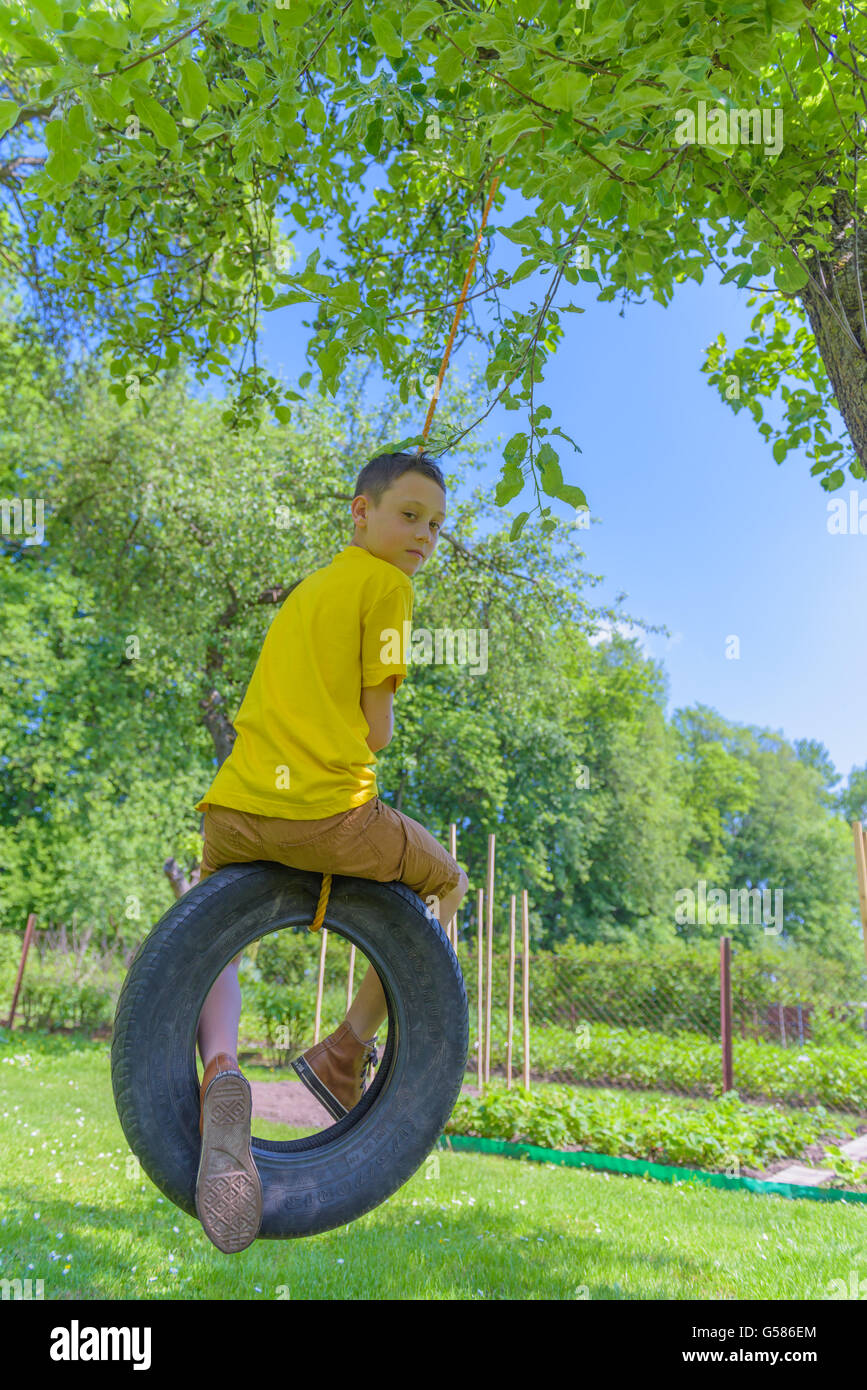 Ragazzo sorridente sul treehouse. L'estate! Foto Stock