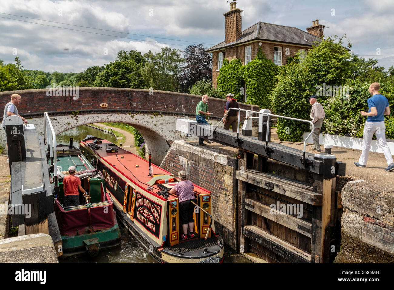 Una barca di canale che lascia la serratura a Stockers Lock Grand Union Canal, Rickmansworth, Londra Inghilterra Regno Unito Foto Stock