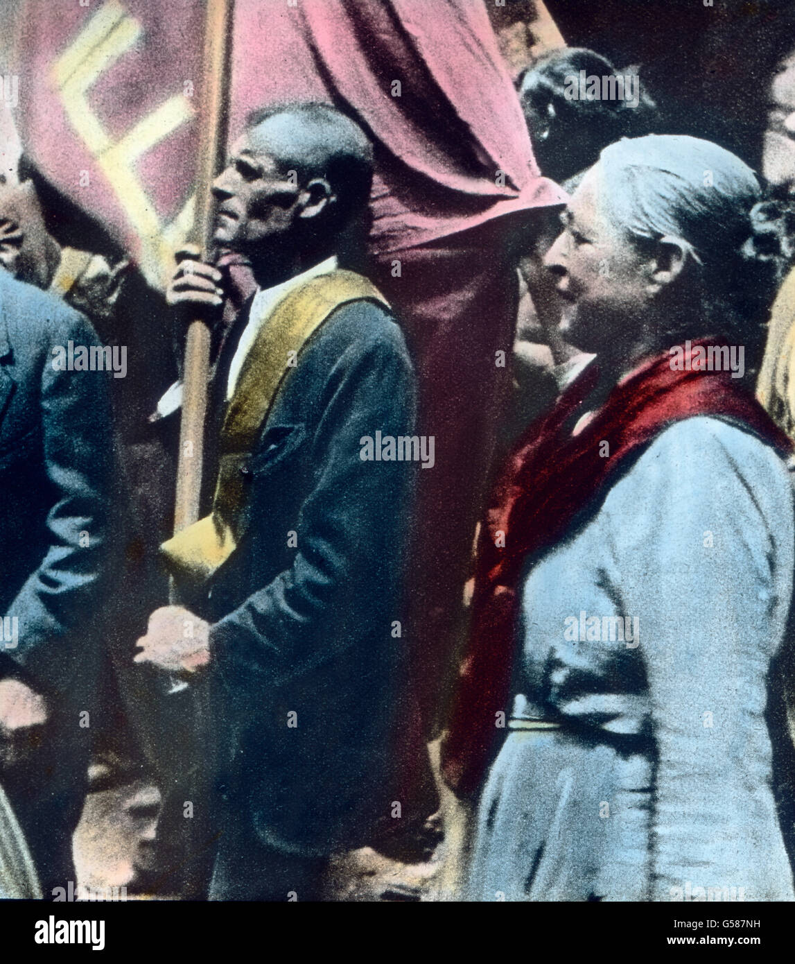 Demonstrationen in ganz Spanien erfolgten. Die Sache der Republik bekam einen neuen Auftrieb, schien Sie eine Sache des Volkes zu sein. L'Europa, Spagna, viaggi, 1930S, 1931, ventesimo secolo, archivio, Carl Simon, storia, storico spagnolo, protesta, dimostrazione, protester, la seconda repubblica, Bandiera, Banner, politica, lato vetro colorato slitta Foto Stock