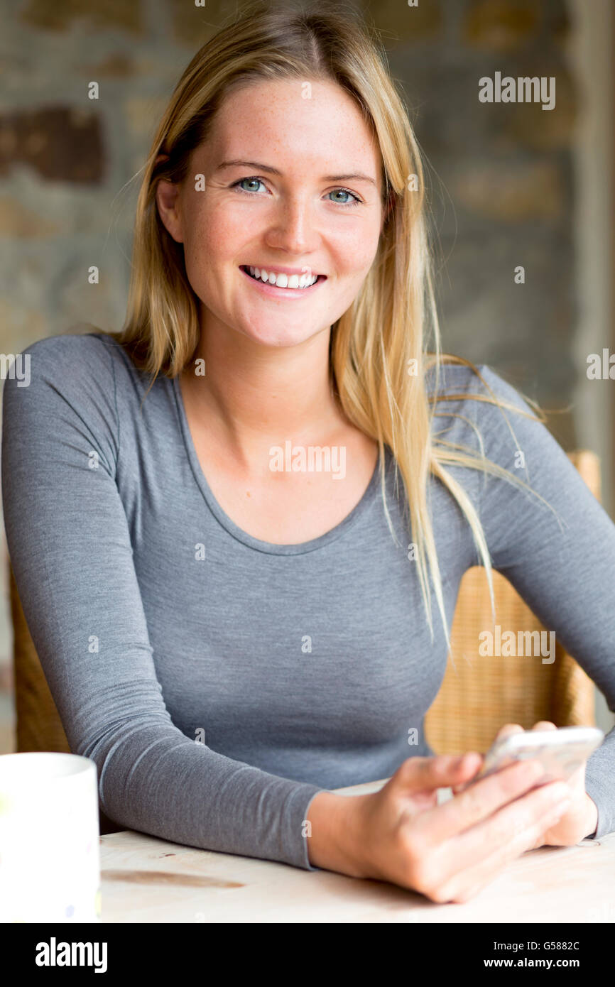 Ritratto di una donna con uno smartphone Foto Stock