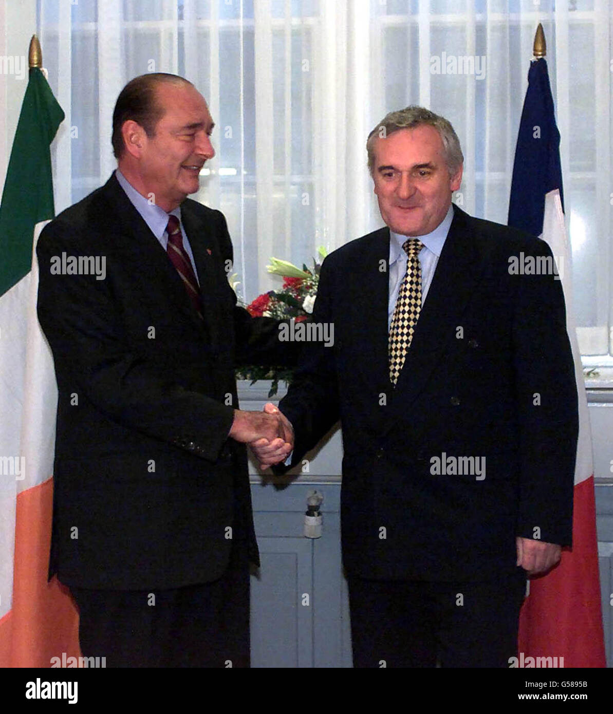 Taoiseach Bertie Ahern (a destra) saluta il presidente francese Jacques Chirac agli edifici governativi di Dublino. *...il Vertice UE di Nizza sarà probabilmente il tema principale di una cena che il primo ministro britannico Tony Blair ospita nella sua circoscrizione di Sedgefield con il presidente francese. Foto Stock