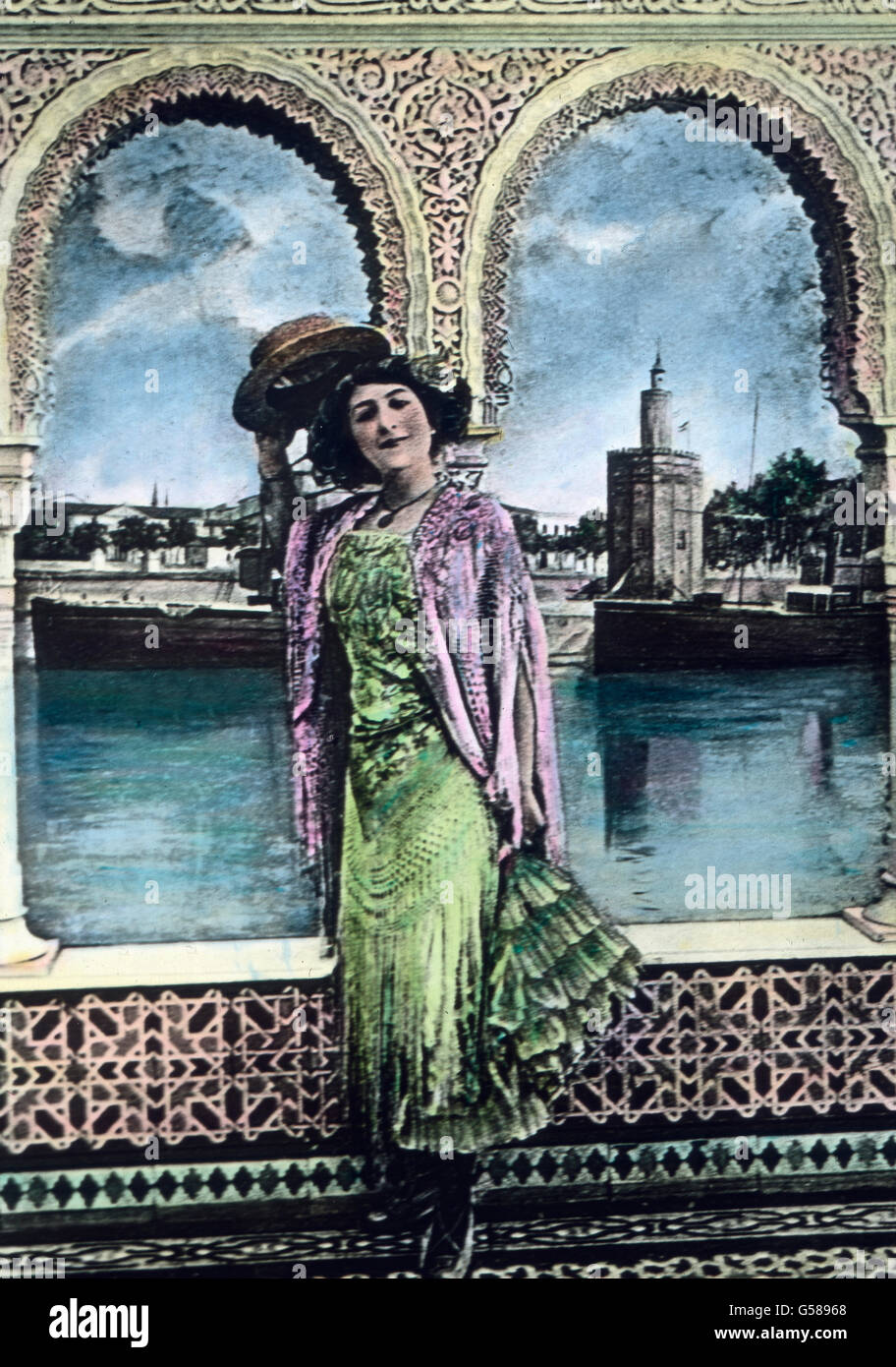 Sevilla ist der Ort, in dem die Oper Carmen spielt, durch die eigentlich ein wenig zutreffendes Bild von der spanischen Frau gegeben worden ist. Carmen zügellos ist in ihrem Liebesbegehren und ersticht in ihrer Aufregung den Mann, der glaubt, dass sie ihn liebt, Carmen aber ist ja keine Spanierin, sondern eine Zigeunerin, singt sie doch selber die Liebe vom Zigeunerstamme, Sie achtet das Gesetz nicht, Recht und Macht. Wenn Du mich liebst, bin ich entflammet, und wenn du liebst," nimm Dich in Acht!i Die Schöne auf dem Bilde ist wohl keine Zigeunerin, aber auch nicht die Vertreterin richtiger spa Foto Stock