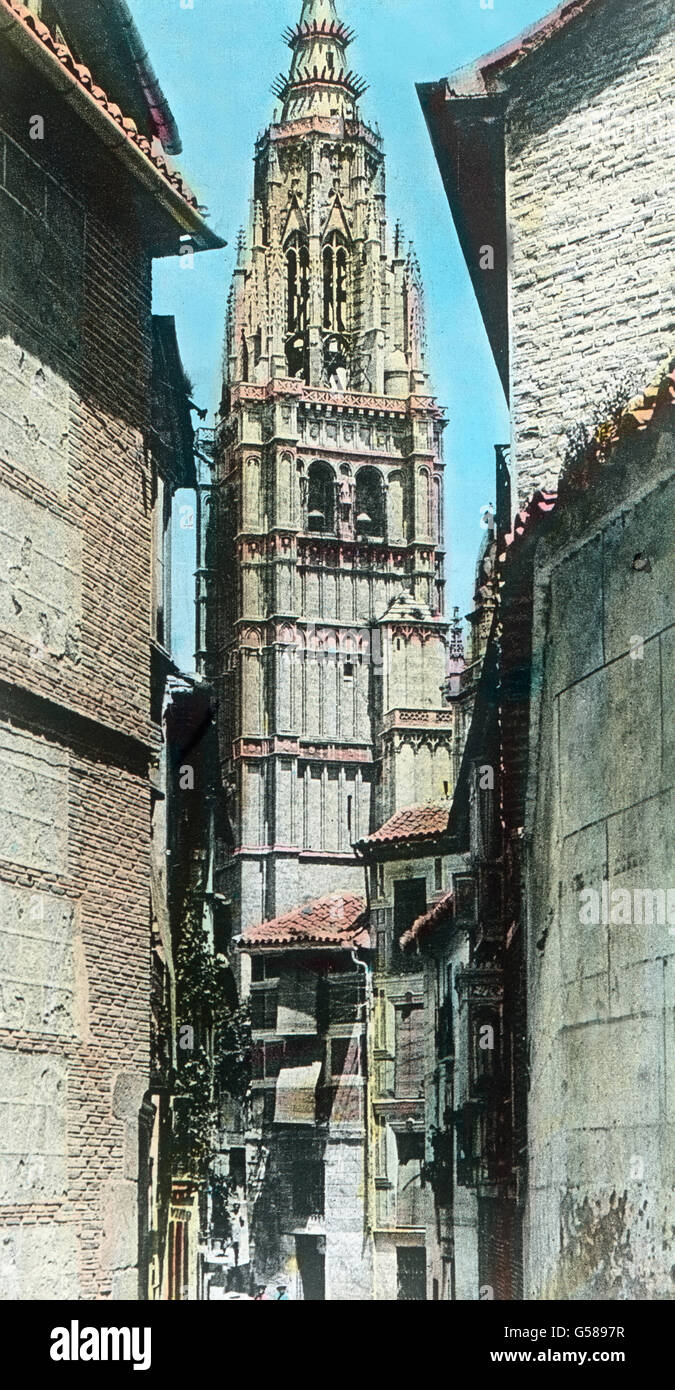 Die Kathedrale von Toledo frühgotisch ist. Da die Stadt schon 160 Jahre vor Sevilla christlich geworden guerra, ist der Bau dieser Kirche zu einer Zeit begonnen worden, als noch eine andere Baugesinnung herrschte. Wie ein Triumpfmal des assedi ragt dieser stolze vielgegliederte riesige Turm aus den engen Gassen der Altstadt in die Lüfte empor. L'Europa, Spagna, viaggi, Castiglia, Toledo, Catedral de Santa Maria de la Asunción de Toledo, Cattedrale di Toledo, 1910S, 1920s, xx secolo, archivio, Carl Simon, storia, storica città, nella chiesa cattedrale, architettura, del XIII secolo, lato vetro colorato Foto Stock
