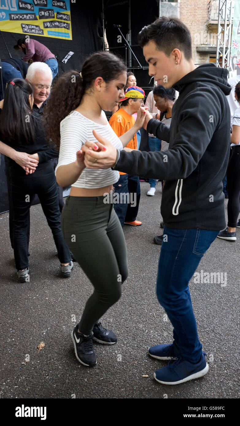 Ballerini Di Salsa In Un Latino Americano Street Carnevale Londra Regno Unito Foto Stock Alamy