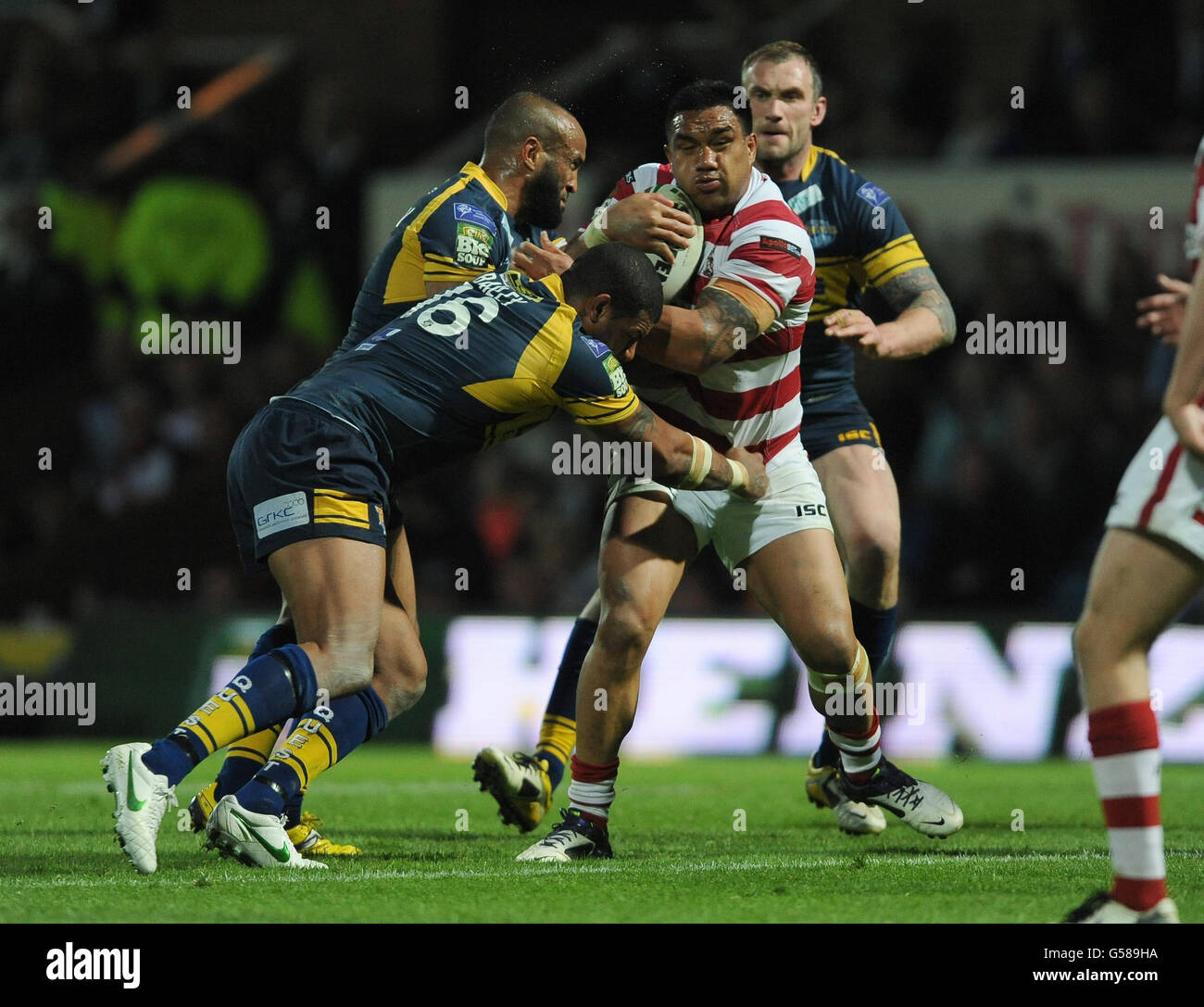 Rugby League - Stobart Super League - Leeds Rhinos / Wigan Warriors - Headingley Carnegie. Jeff Lima di Warriors di Wigan è affrontato da Ryan Bailey di Leeds Rhinos (a sinistra) durante la partita della Stobart Super League alla Headingley Carnegie di Leeds. Foto Stock