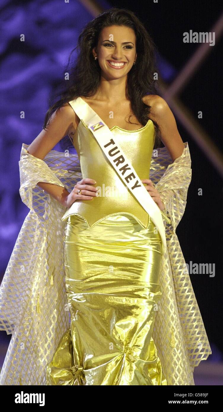Miss Turkey Yuksel AK 20 indossa abiti da sera durante il concorso Miss World al Millennium Dome di Londra. Miss India ha vinto il concorso per il secondo anno consecutivo Foto stock