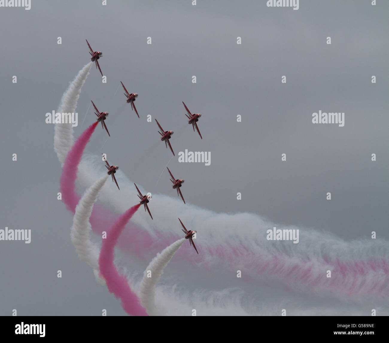 RAF Aerobatic Team Display, le frecce rosse in "Typhoon" di formazione con il rosso e il fumo bianco Foto Stock