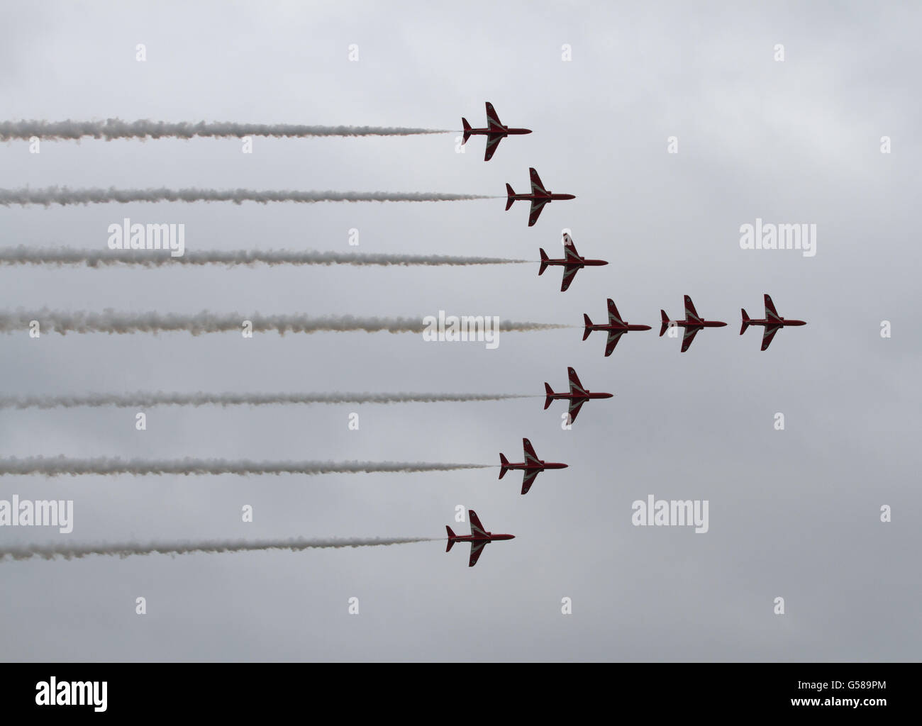 RAF Aerobatic Team Display, le frecce rosse in 'swan' formazione Foto Stock