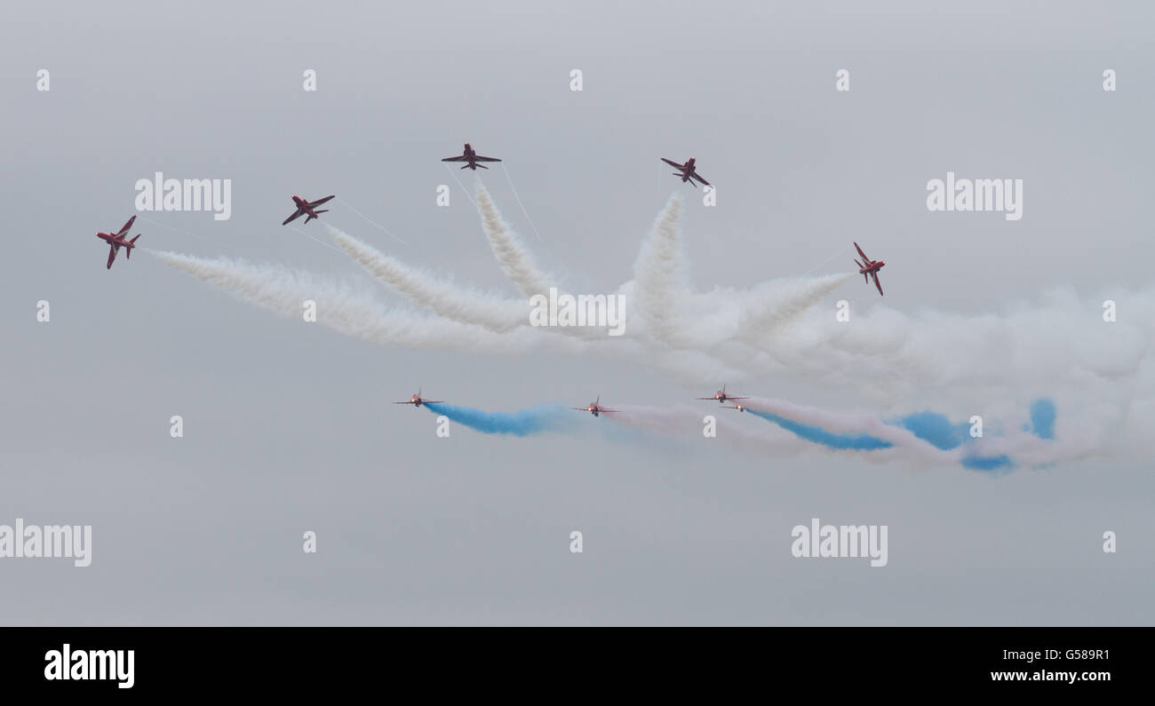 RAF Aerobatic Team Display, le frecce rosse - Enid break oltre Gypo Foto Stock