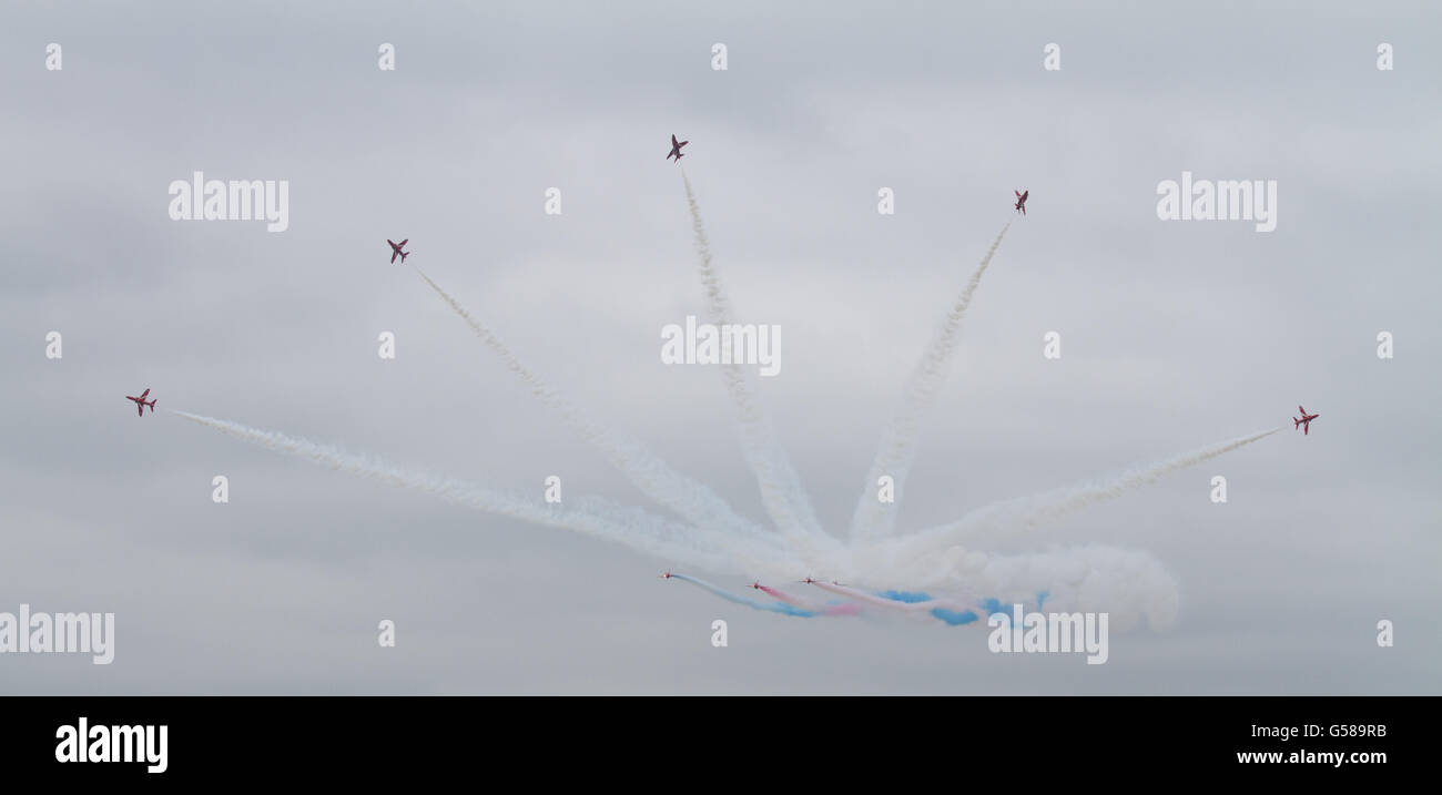 RAF Aerobatic Team Display, le frecce rosse - Enid break oltre Gypo Foto Stock