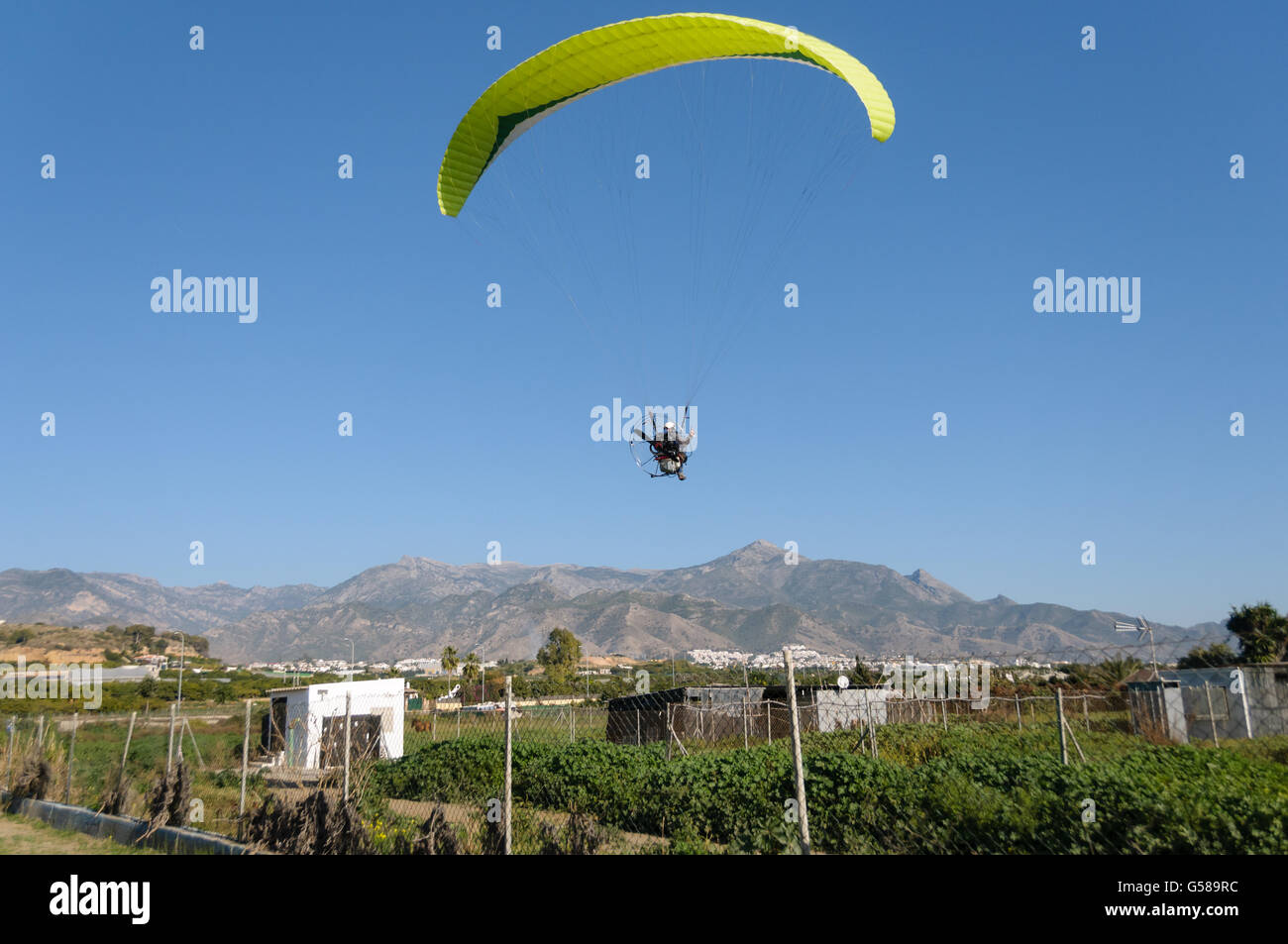 Giallo motorizzata parapendio Foto Stock