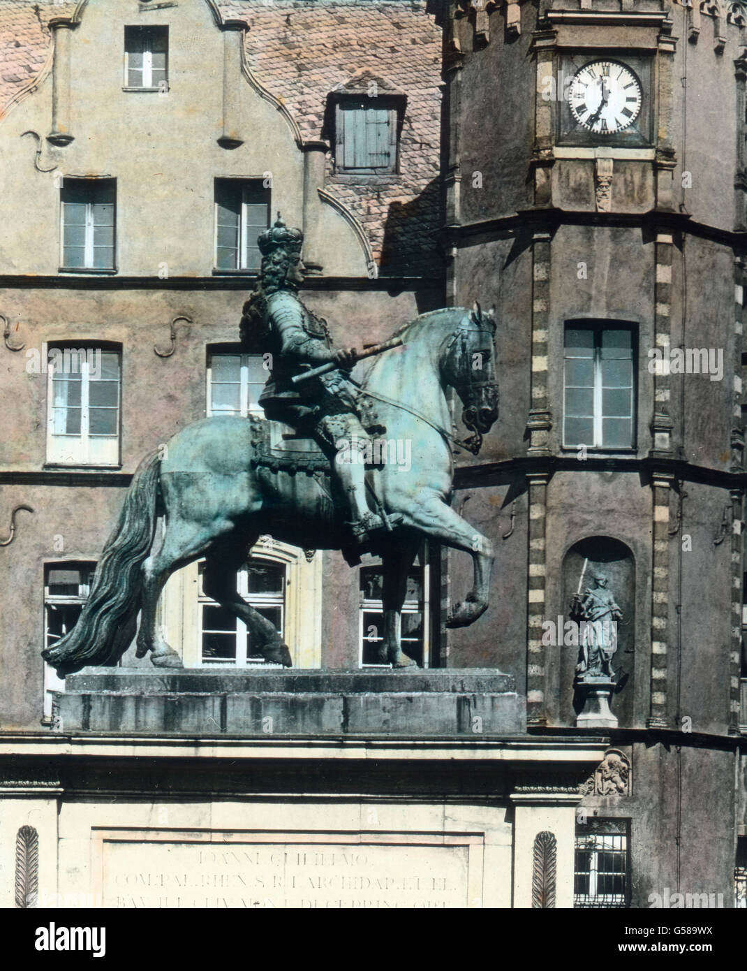 Nur in Bezug auf sein Rathaus Düsseldorf ist nicht moderno. Der altertümliche Bau stammt aus dem 16. Jahrhundert und genügt schon lange nicht mehr den wirklichen Bedürfnissen. Abgesehen davon, es ist ein sehr schöner charaktervoller Bau. Davor reitet gravitätisch der berühmteste der alten Kurfürsten Johann Wilhelm II (Jan Wellem) auf dem herrlichen Rosse, von Grupellos Meierhand geschaffen in Ewigkeit daher. Das ist eines der schönsten Reiterdenkmäler, die wir kennen, eine besondere Zierde der un Kunstwerken in modo reichen Stadt. Jan Wellem war ein sehr volkstümlicher Herrscher. Er hat es mit seine Foto Stock