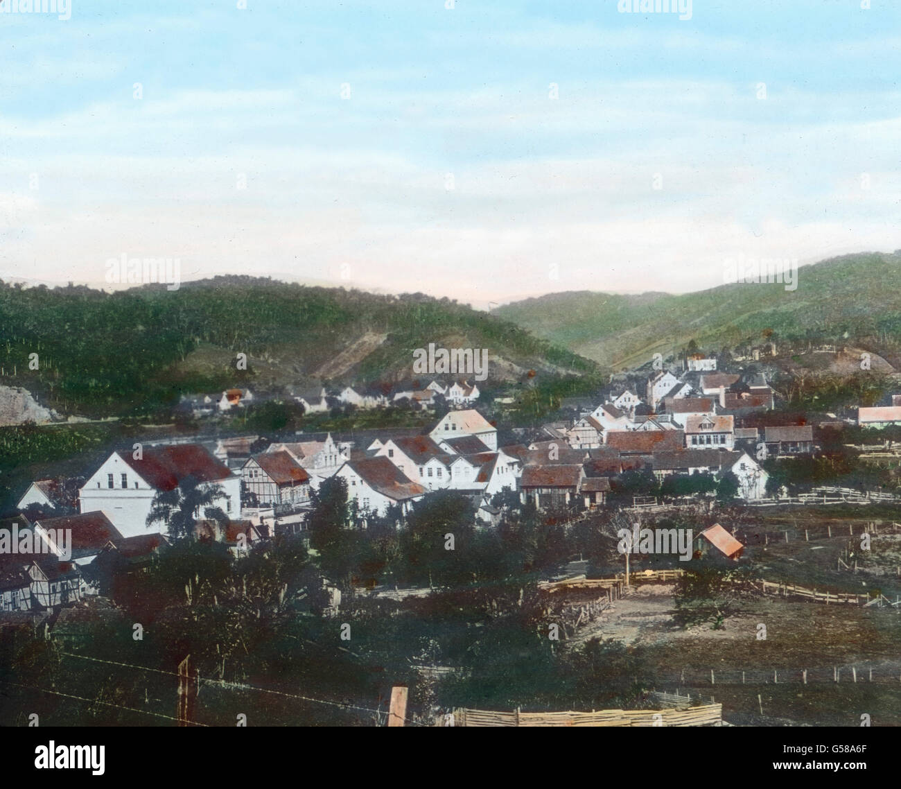 In den südlichen Staaten, namentlich in Santa Catharina haben sich, wie wir wissen, viele Deutsche niedergelassen, den Urwald ausgerodet, das Land bebaut und Städte gegründet. Werfen wir einen Blick auf die Bild, dann möchten wir meinen, wir hätten eine Stadt im süddeutschen Mittelgebirge, nicht aber einen Ort in Brasilien vor uns. Es ist auch in Wirklichkeit einer der schönsten Orte in Brasilien und"führt nicht Unrecht mit den verlockenden Namen Blumenau. Hier ist die deutsch Umgangssprache und unsere Landsleute, die dort leben und gut brasilianische cittadino geworden sind, haben auch während Foto Stock