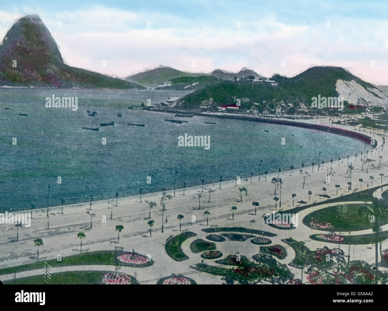 Einen anderen Teil des Strandes mit schönen Anlagen und einem Blick auf den Zuckerhut haben wir hier vor uns. Selten vereinigen sich Naturgewalt, natürliche Schönheit und Menschenwerk in modo vollendeter Weise. Sud America, Brasile, Rio de Janeiro, viaggi, 1910S, 1920s, xx secolo, archivio, Carl Simon, storia, storico, lato vetro colorato slitta, Città, spiaggia, bay, parco, giardino, Nizza, New Scenic 5 posti Foto Stock