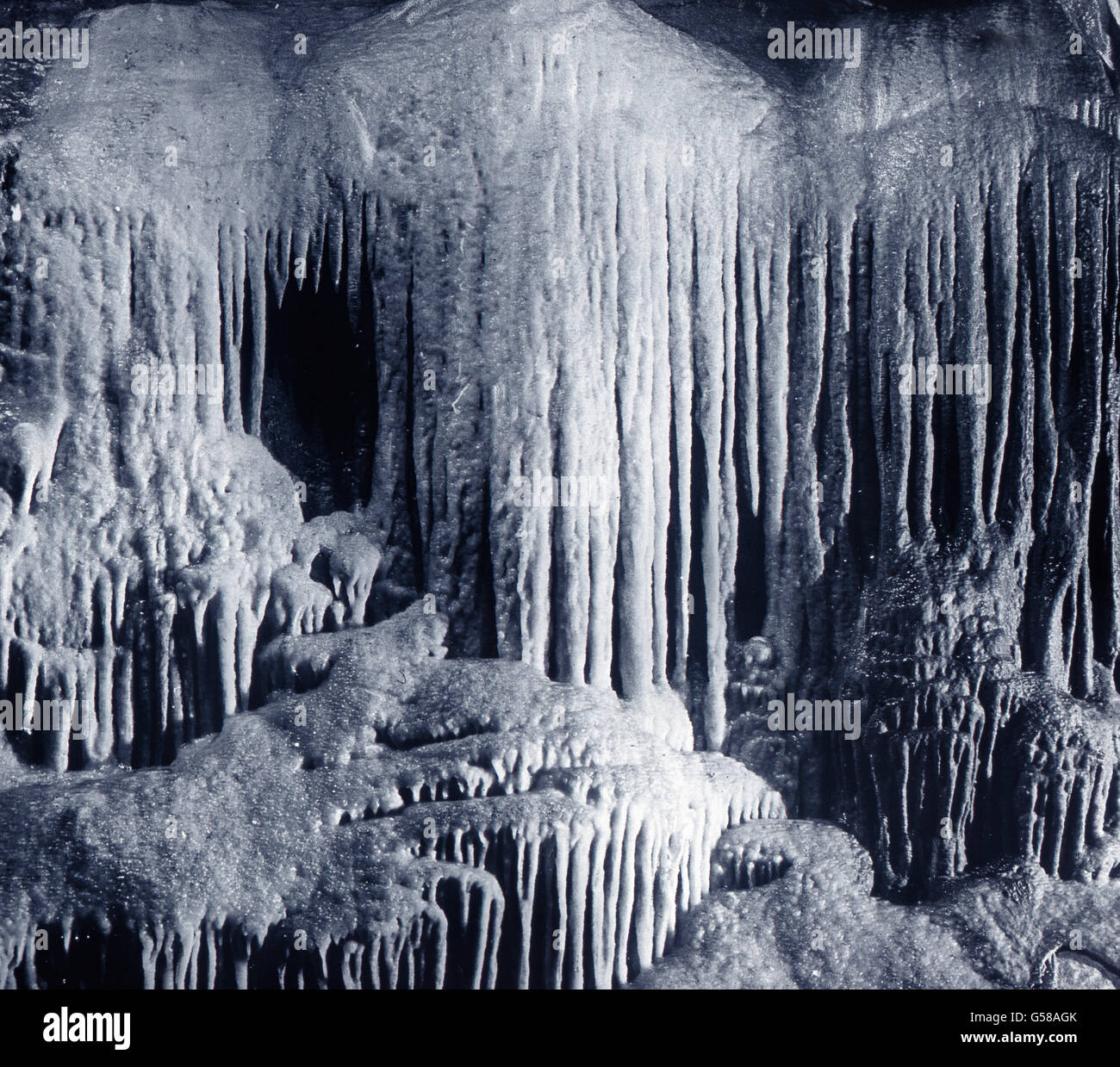 In der Dechenhöhle fand man Knochen vorweltlicher Tiere, besonders des Höhlenbären. Die Höhle, die in den letzten Jahren noch vergrößert worden ist, besteht aus 15 Abteilungen, von denen außer der Alhambra besonders die Orgelgrotte, Palmengrotte, Königshalle, Nixengrotte und Kristallgrotte herborzuheben sind. In der Höhle rauscht ein 1,50 m tiefer Teich mit kristallklarem Wasser. Unser Bild zeigt uns die herrliche Orgelgrotte, an der die Natur auch viele Jahrtausende gebaut hat. L'Europa, Germania, Sauerland, area, clima, district, paesaggio, viaggi, 1910S, 1920s, xx secolo, archivio, Carl Simo Foto Stock