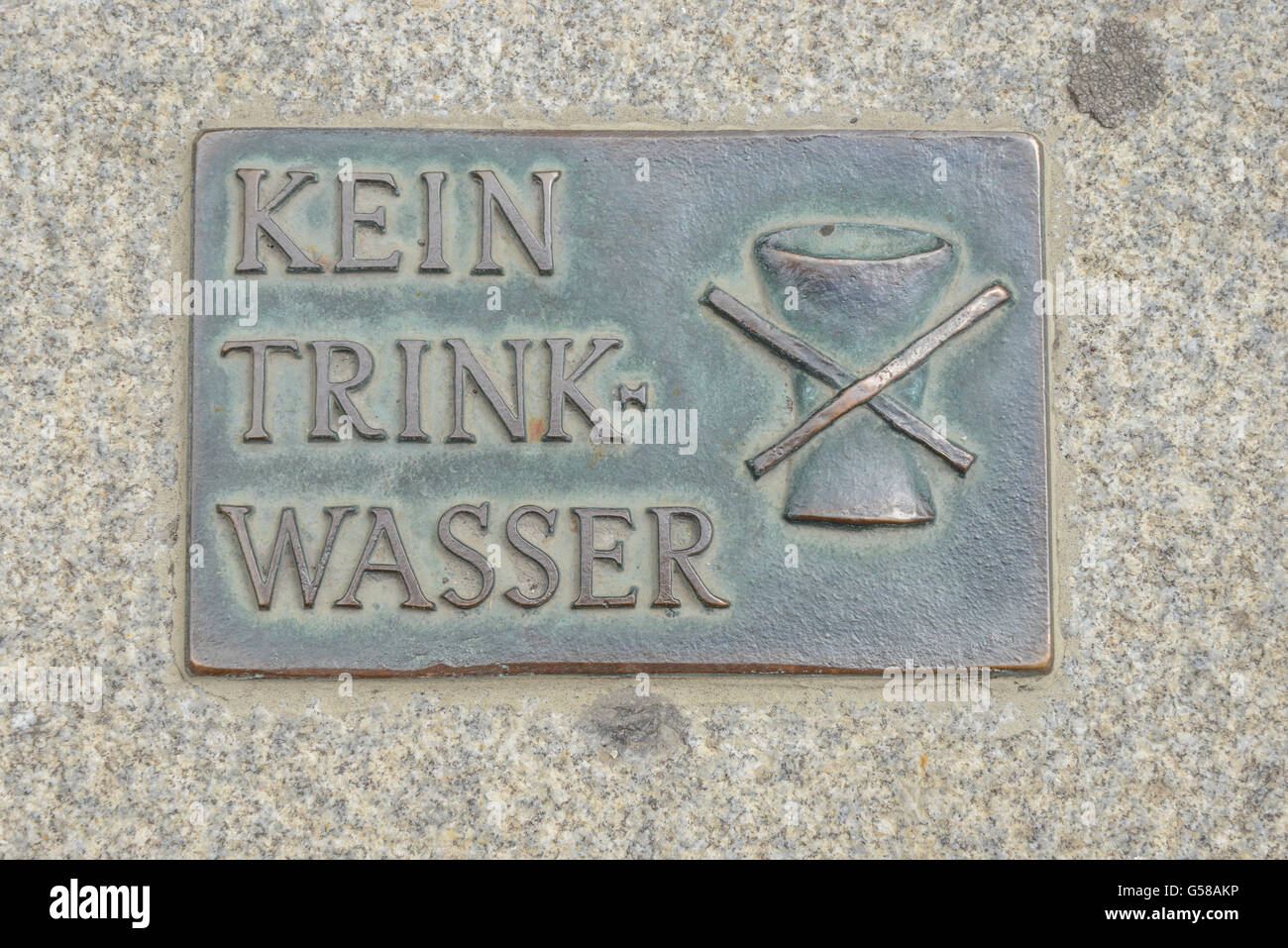 Non bere acqua segno su una fontana a vienna, Austria, Europa Foto Stock