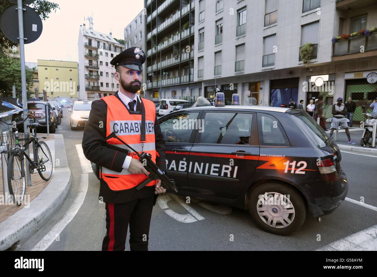 Milano (Italia), l'esercizio congiunto delle forze di polizia e di sicurezza nella simulazione di un attacco terroristico nella metropolitana. Foto Stock