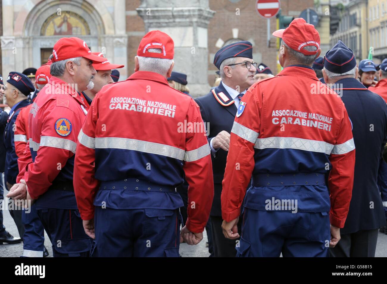 Carabinieri Associazione Nazionale raccolta per celebrare il 202° anniversario di fondazione; volontari della Protezione Civile Foto Stock
