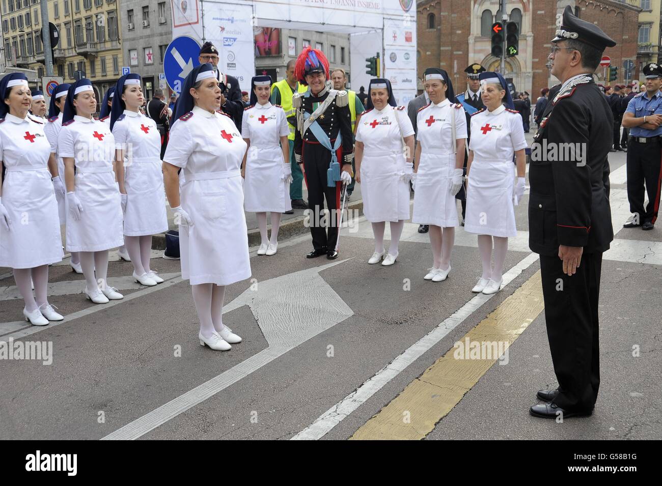 Carabinieri Associazione Nazionale raccolta per celebrare il 202° anniversario di fondazione; i volontari della Croce Rossa Italiana Foto Stock