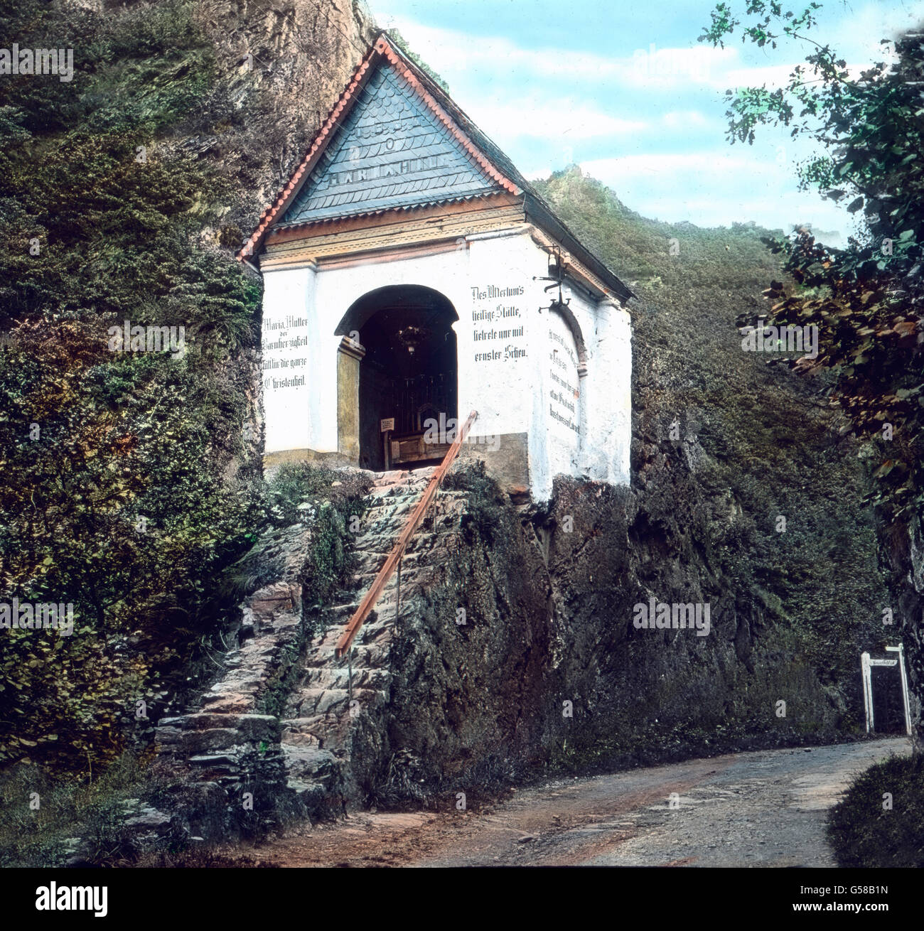 Eine Kleine Kapelle im Felsen, bei Bernkastel an der Mosel. Es ist die Mariahilf-Kapelle, eine sogenannte Tinkelkapelle Mit einem Vesperbild. Sie befindet sich im Tiefenbachtal, oberhalb von Bernkasel und wurde im 17. Jahrhundert erbaut. Vor Aufnahme 1905. L'Europa, Germania, della Mosella, Fiume, Zona, district, paesaggio, viaggi Tinkel cappella, MariaHilf cappella, architettura del XVII secolo, 1910s, prima del 1905, ventesimo secolo, archivio, Carl Simon, storia, storico, lato vetro colorato slitta, romantico, Scenic, chiesa, cappella, rock Foto Stock