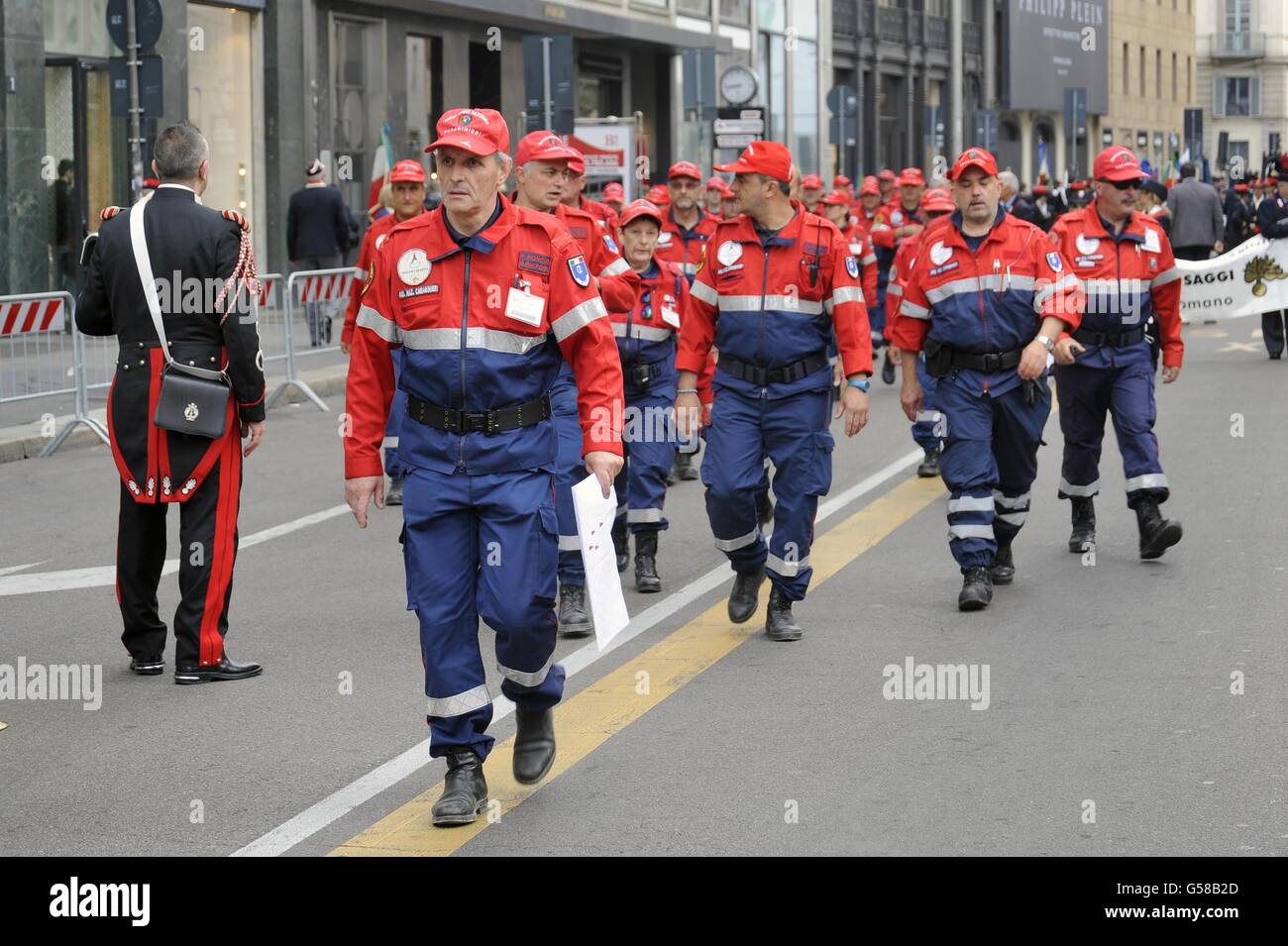 Carabinieri Associazione Nazionale raccolta per celebrare il 202° anniversario di fondazione; volontari della Protezione Civile Foto Stock