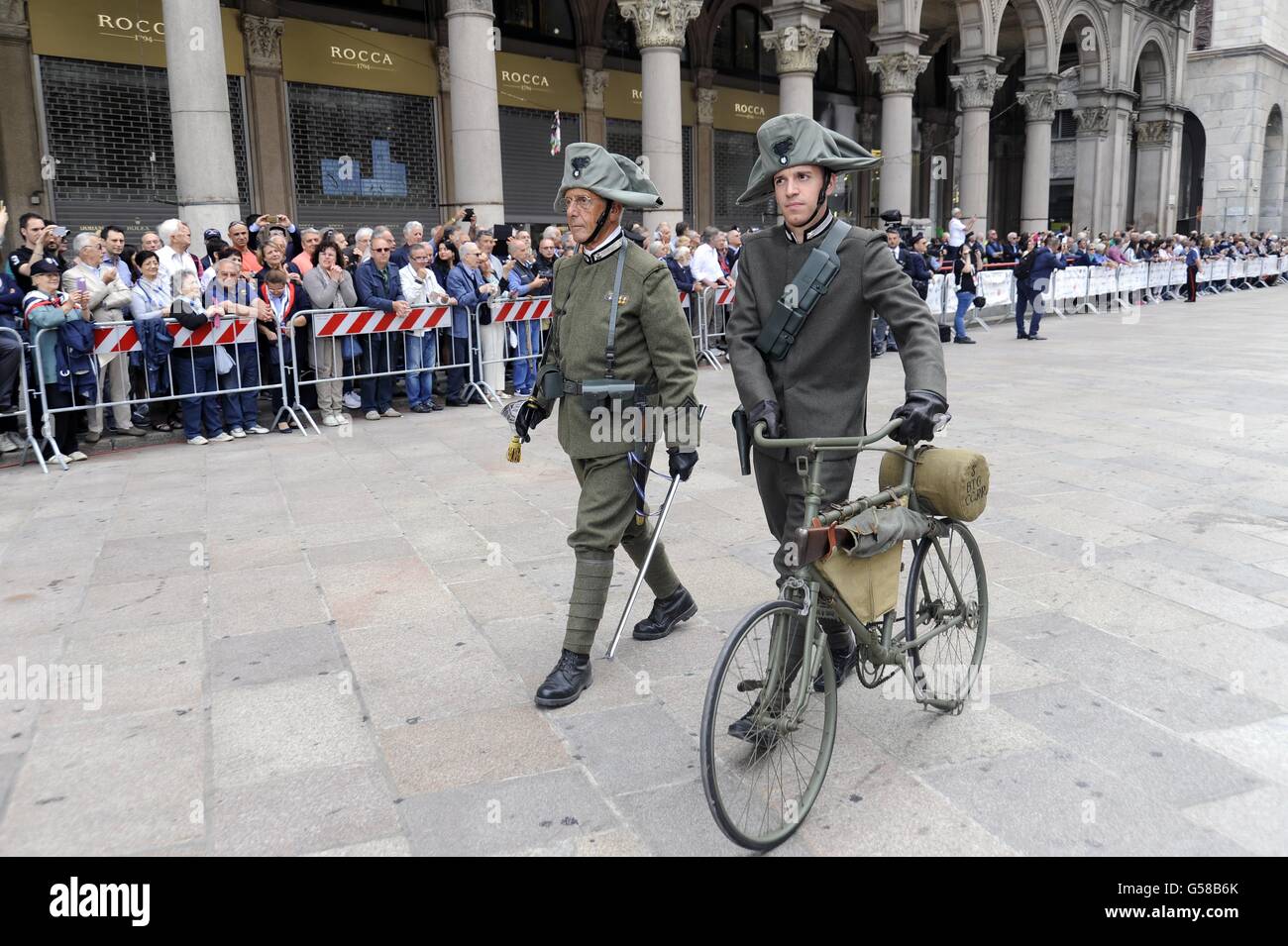 Carabinieri Associazione Nazionale raccolta per celebrare il 202° anniversario di fondazione; storiche uniformi della prima guerra mondiale Foto Stock