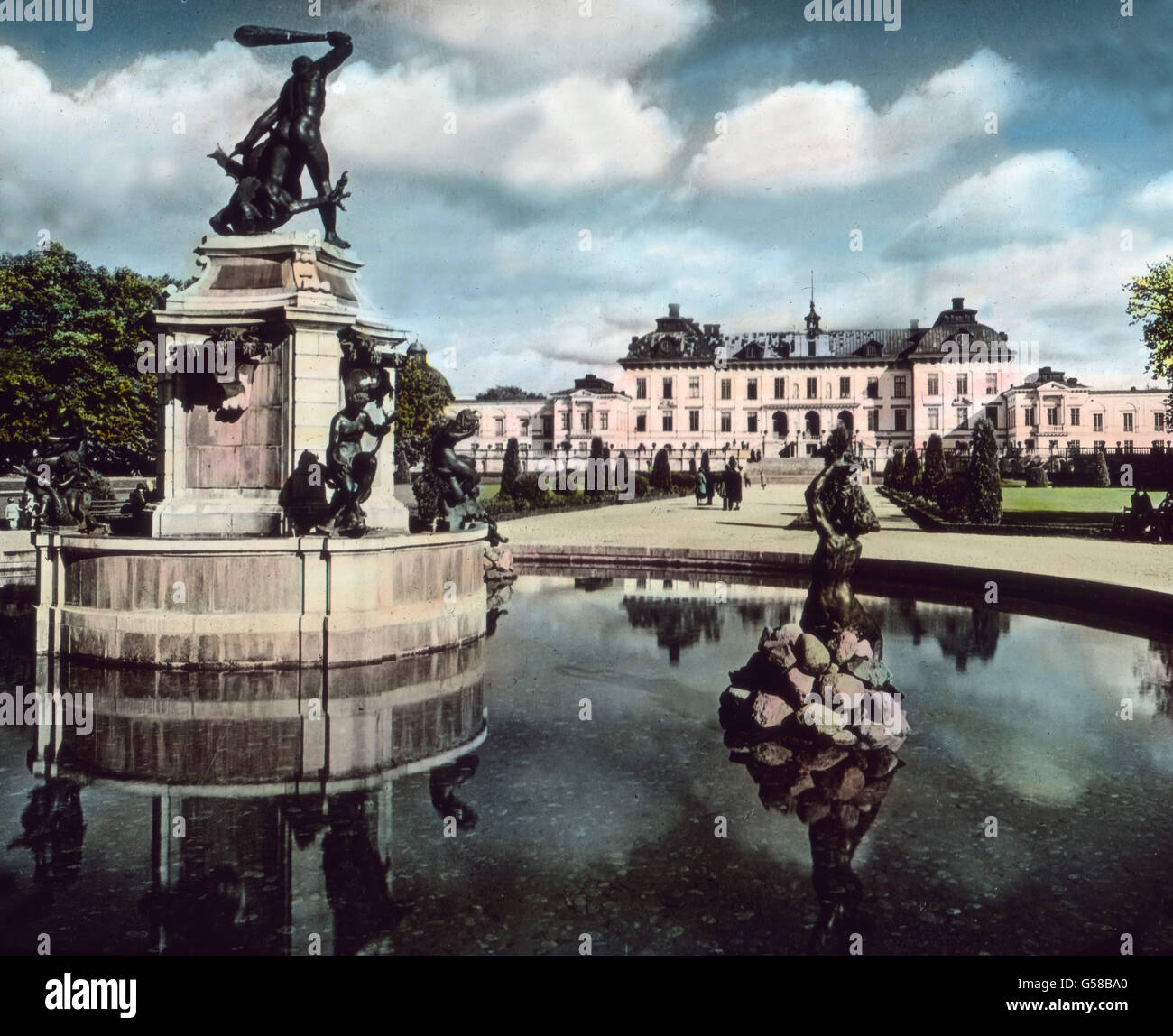 Schloß Drottningholm a Stoccolma in Schweden. L'Europa, Svezia, Sverige, Scandinavia, viaggi, il Castello di Drottningholm a Stoccolma, 1910S, 1920s, xx secolo, archivio, Carl Simon, storia, storico, lato vetro colorato diapositiva, castello, royal, architettura, costruzione Foto Stock